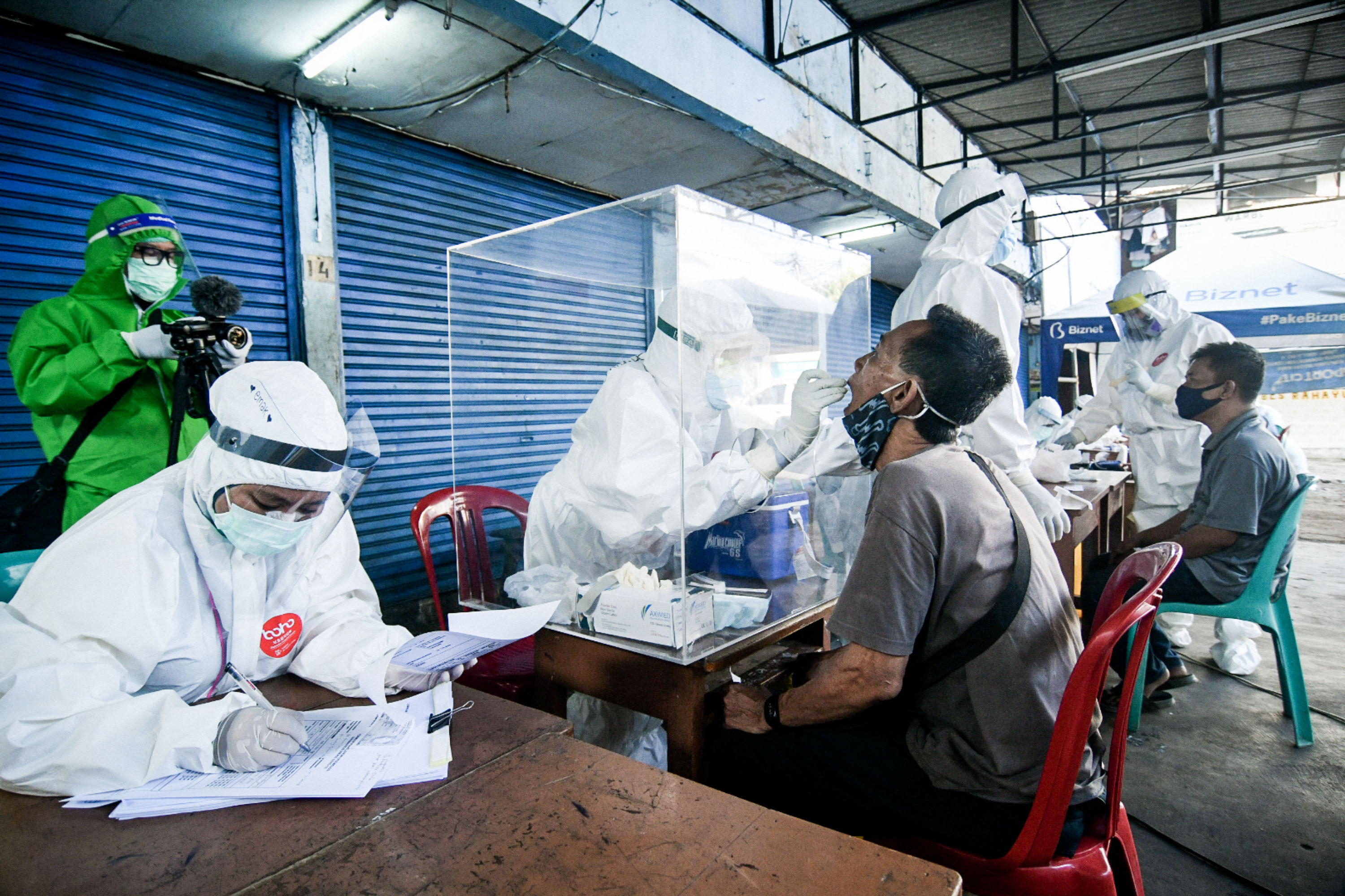 Tim medis Puskesmas Kecamatan Sawah Besar melakukan swab test di Pasar Gang Lilin, Sawah Besar, Jakarta Pusat (1/7/2020)
