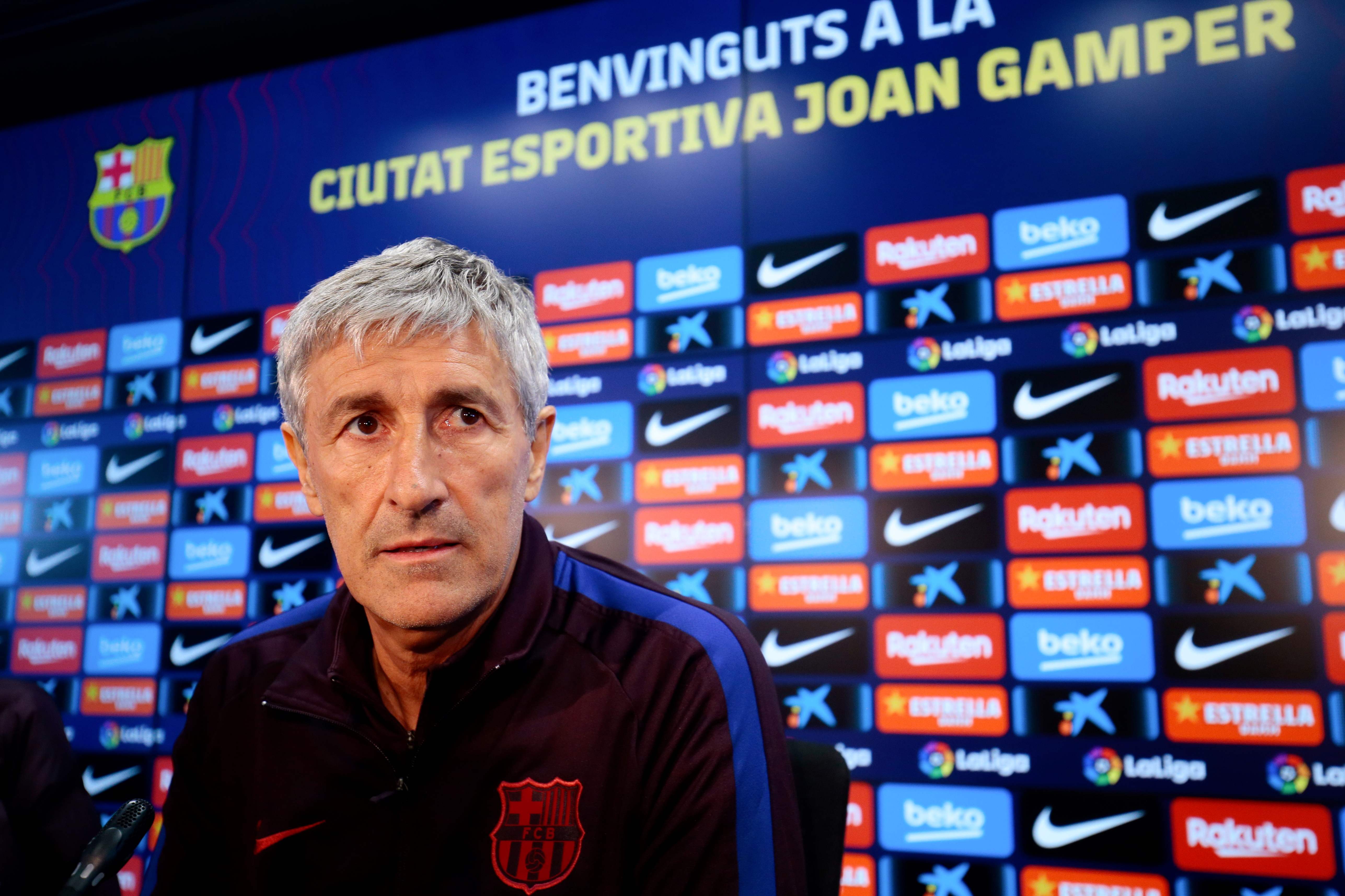Pelatih Barcelona Quique Setien saat menggelar konferensi pers.