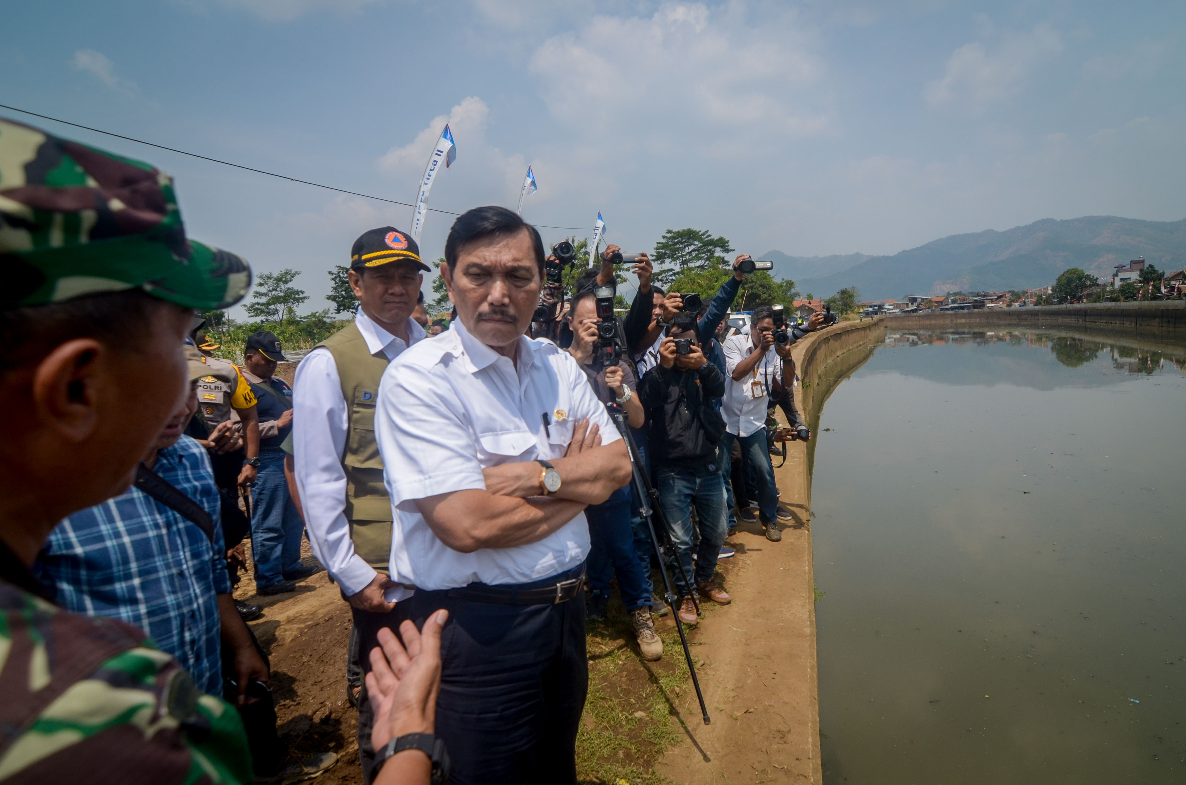 Menko Marves Luhut Binsar Pandjaitan saat meninjau wilayah Kabupaten Bandung, Jawa Barat.