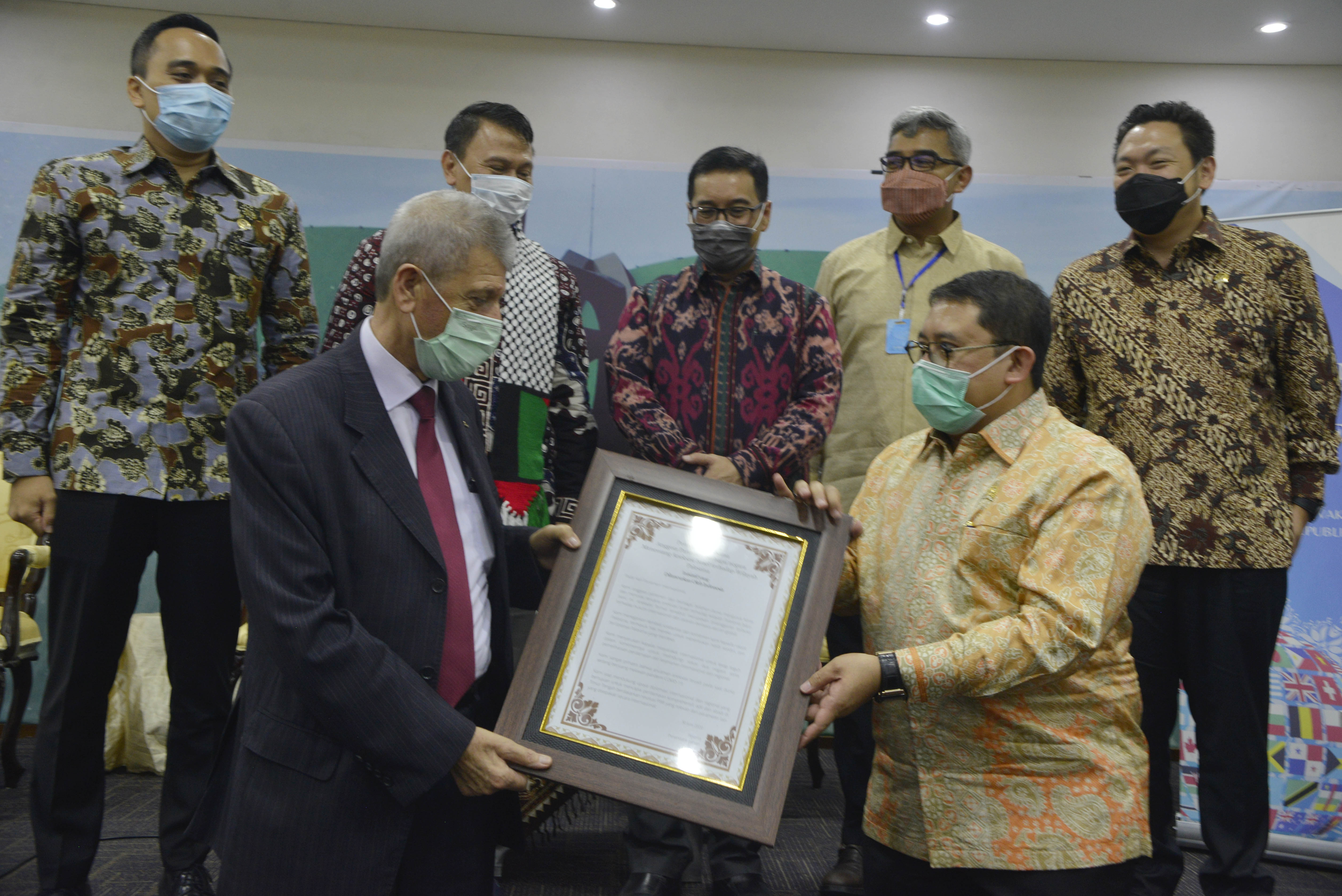 Ketua BKSAP DPR RI Fadli Zon, meyerahkan piagam pernyataan bersama kepada Duta Besar Palestina untuk Indonesia Dr. Zuhair Al-Shun 