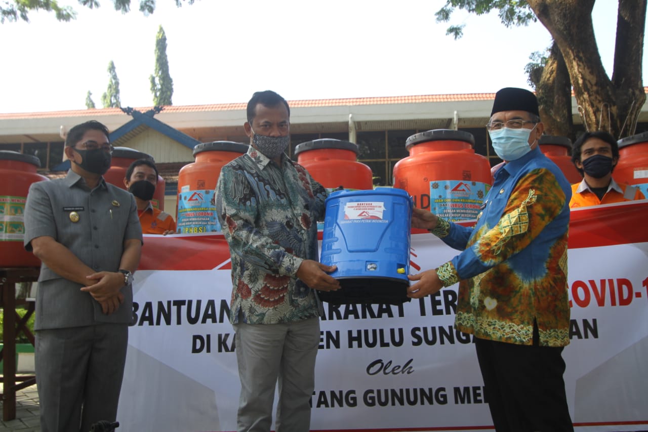 Bupati Hulu Sungai Selatan Achmad Fikry (kanan) menerima bansos sevara simbolis dari  PT Antang Gunung Meratus, Kamis (30/7/2020).