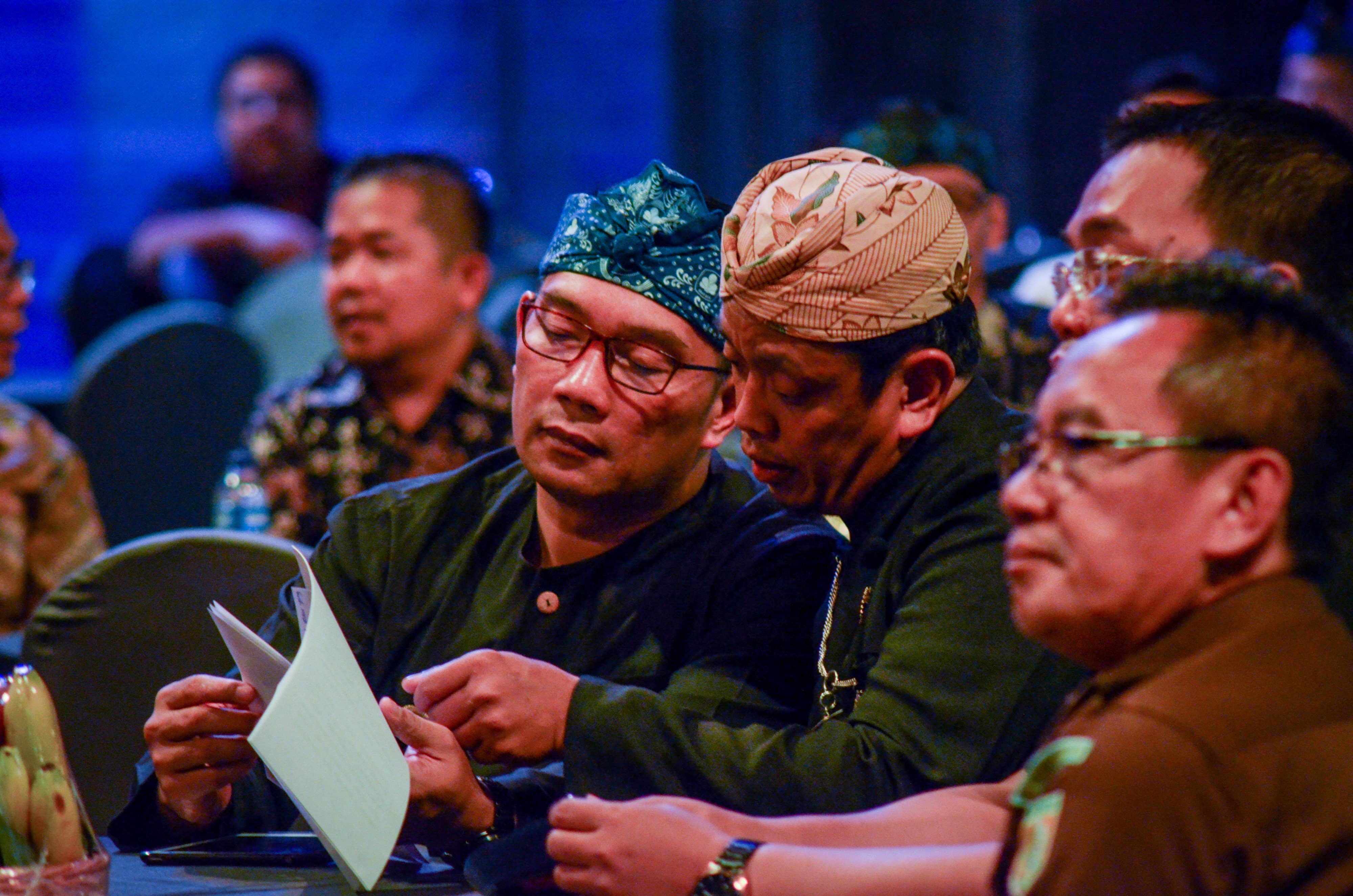 Gubernur Jabar Ridwan Kamil (kiri) berbincang dengan Ketua Bawaslu Jabar Abdullah Dahlan (tengah) saat acara peluncuran pengawasan pilkada.