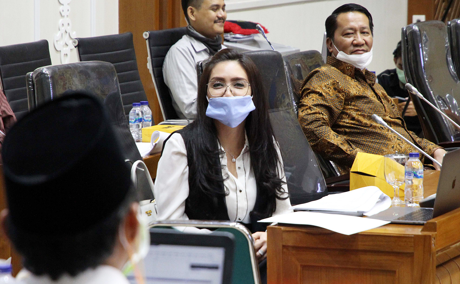 Anggota Baleg DPR RI rapat lanjutan membahas RUU Cipta Lapangan Kerja di kompleks parlemen, Senayan, Jakarta, (04/6).