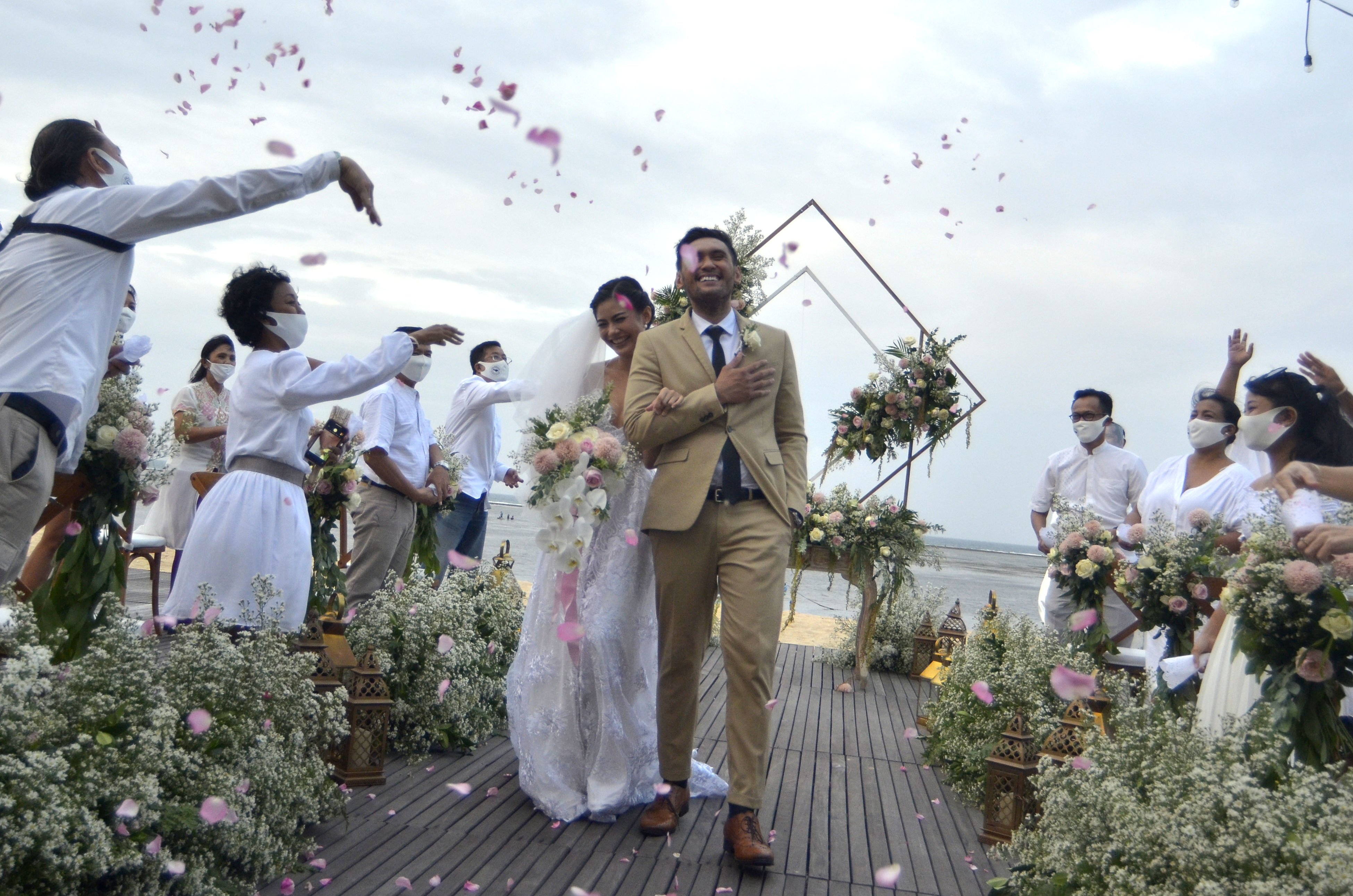 Simulasi penyelenggaraan kegiatan pernikahan saat new normal pandemik covid-19 di kawasan Nusa Dua, Badung, Bali, kemarin.