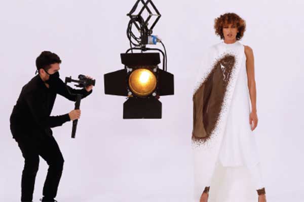Pengambilan gambar seorang model dengan busana rancangan desainer Stephane Rolland sebagai bagian dari pagelaran adibusana virtual di Paris 