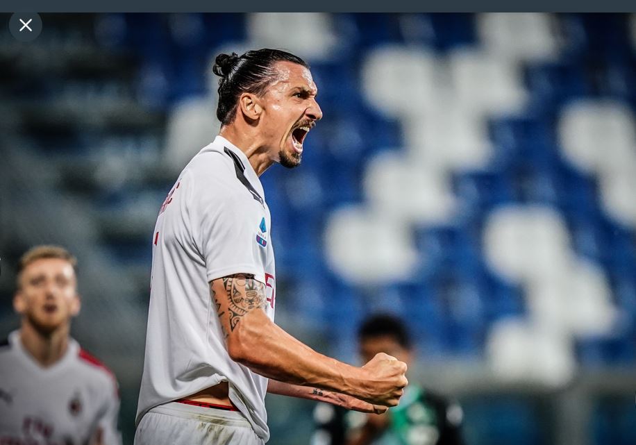Zlatan Ibrahimovic melakukan selebrasi usai mencetak gol ke gawang Sassuolo.