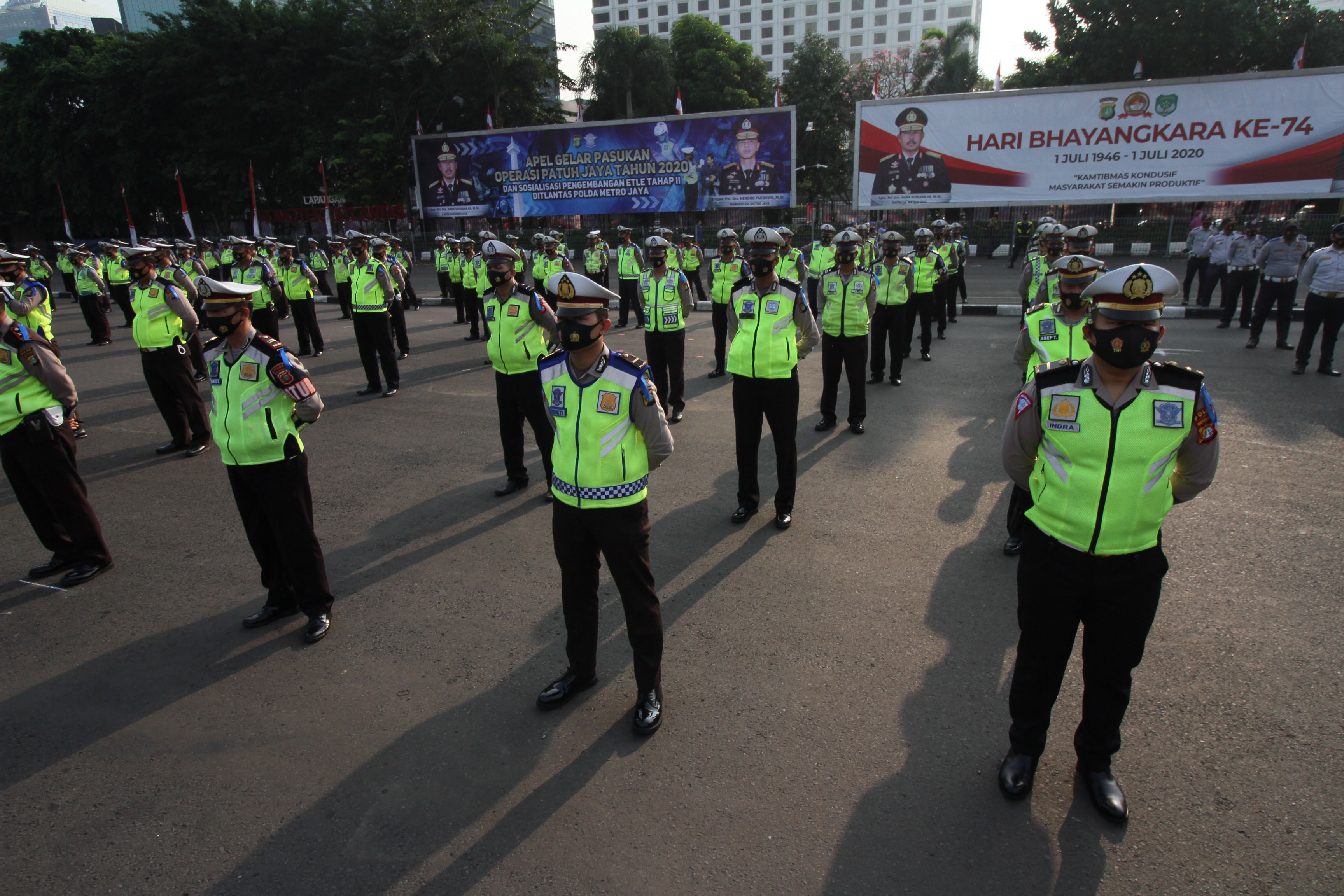 Petugas kepolisian melakukan apel di halaman Polda Metro Jaya.