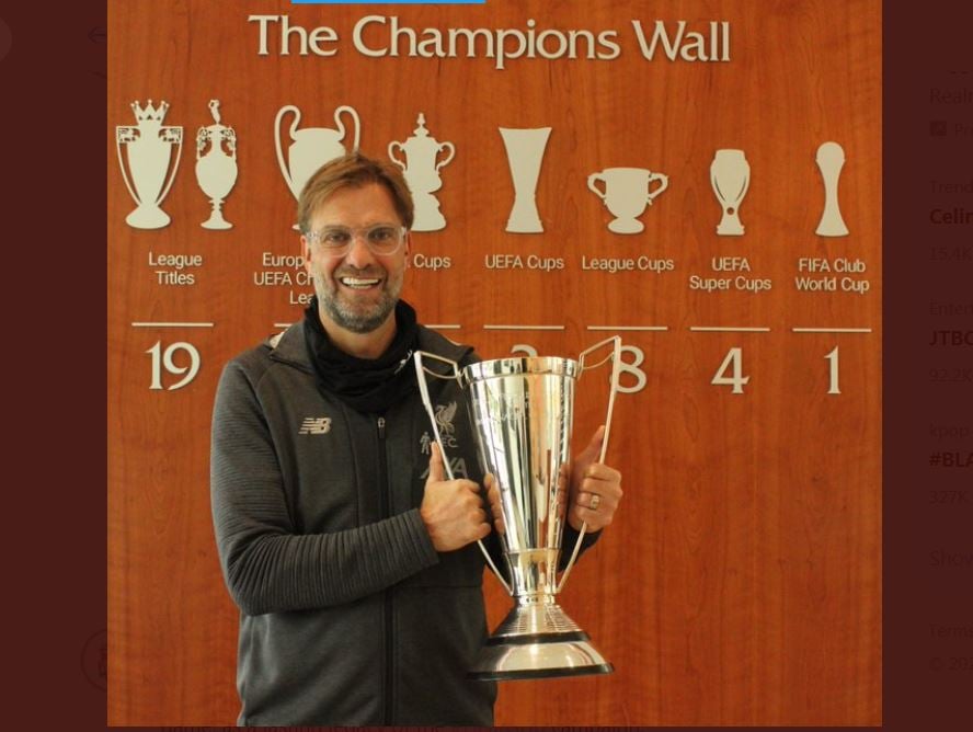 Manajer Liverpool Juergen Klopp memamerkan trofi pelatih terbaik Liga Inggris.