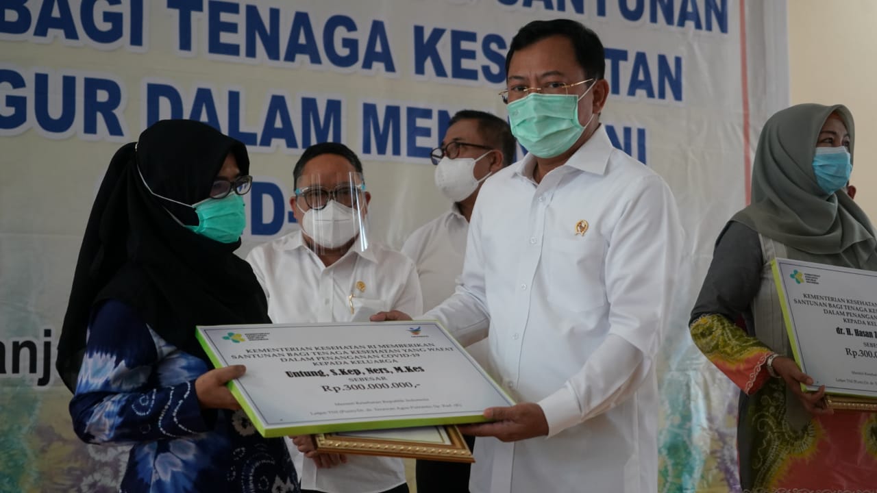 Menkes Terawan memberikan santunan dan insentif bagi tenaga medis penanganan Covid-19 di Banjarmasin, Kalimantan Selatan
