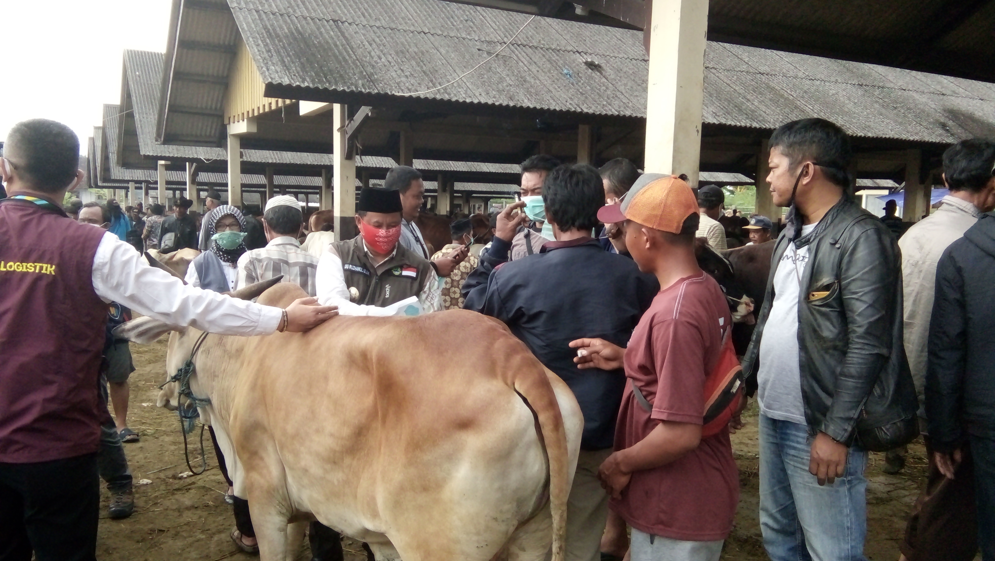Wakil Gubernur Jabar, Uu Ruzhanul Ulum turun langsung membagikan masker di Pasar hewan Manonjaya, Kabupaten Tasikmalaya, Rabu (15/7/2020)