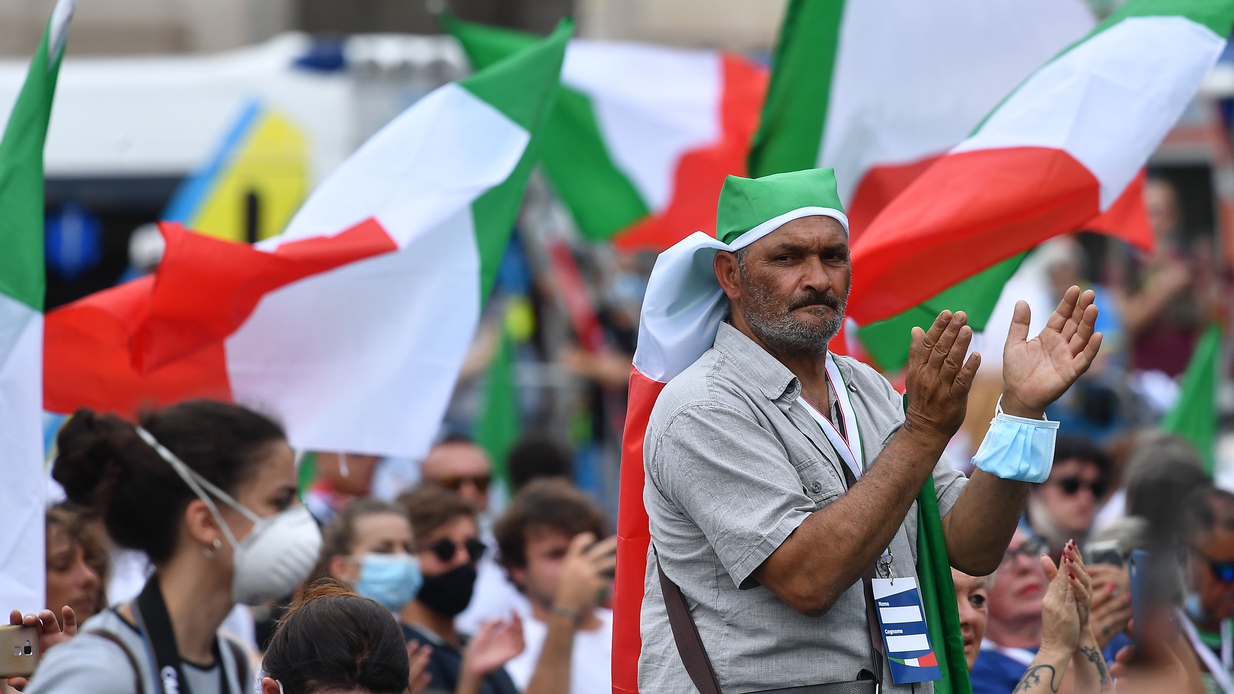 Warga mengibarkan bendera Italia dalam kampanye protes atas kebijakan lockdown yang dijalankan Pemerintah Italia pda Sabtu (4/7).