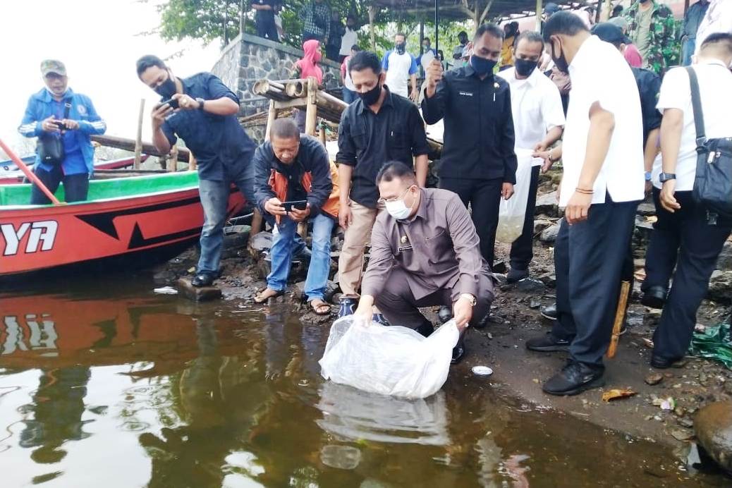 Wali Kota Tasikmalaya, Budi Budiman menebarkan 350 ribu benih ikan di kawasan objek wisata Situ Gede, disaksikan para wartawan.