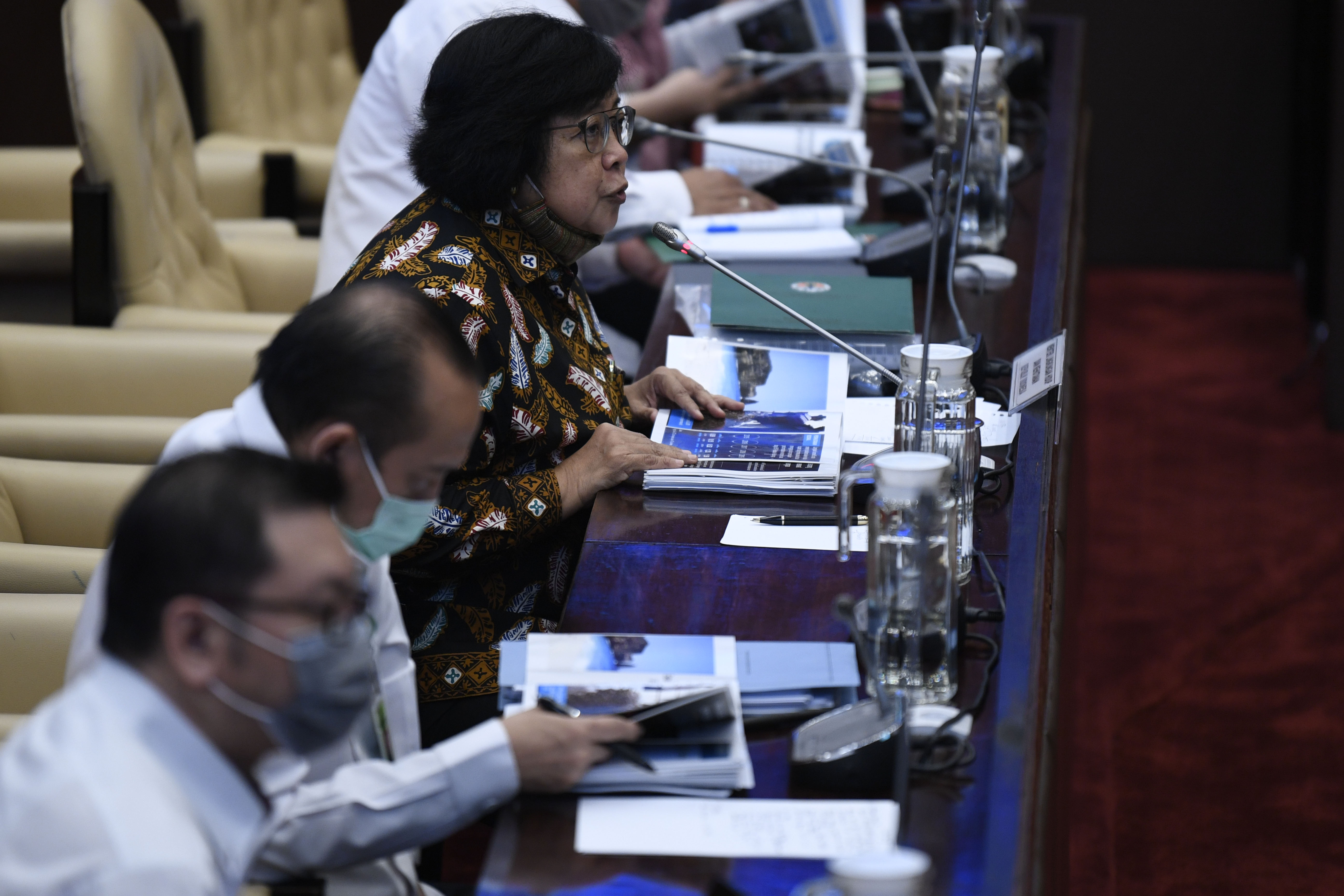 : Menteri Lingkungan Hidup dan Kehutanan Siti Nurbaya (kanan). 