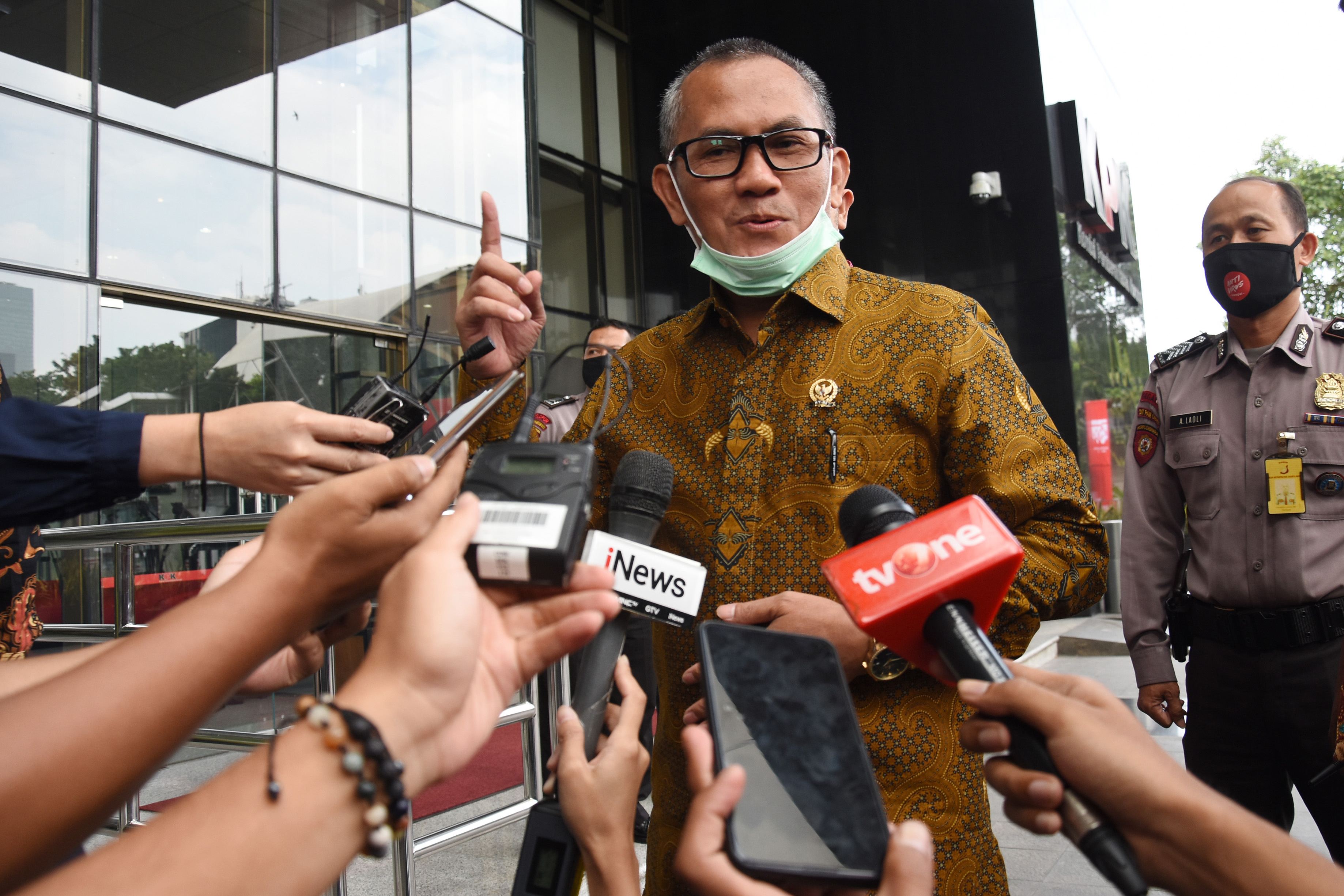 Ketua Komisi Yudisial Jaja Ahmad Jayus (kiri) memberikan keterangan kepada wartawan saat tiba untuk menemui Pimpinan KPK.