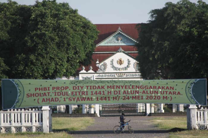  Warga beraktivitas di kawasan Alun-Alun Utara Keraton Yogyakarta, DI Yogyakarta, Sabtu (23/5). 