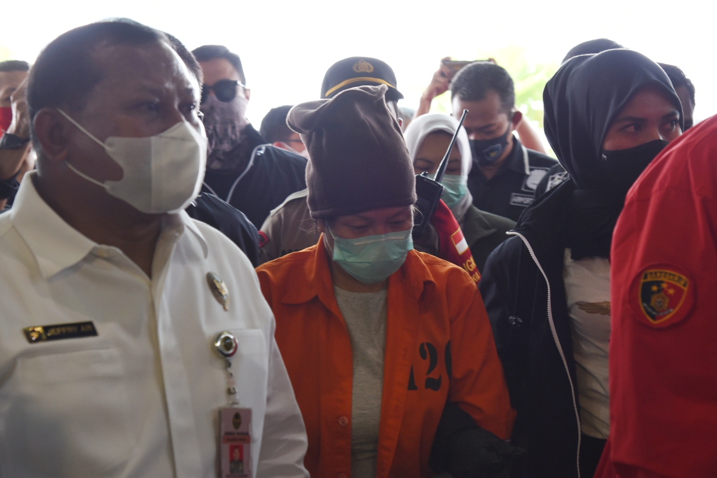 Buronan pembobol kredit BNI sebesar Rp1,7 T, Maria Pauline Lumowa (memakai rompi orange), saat tiba di Ruang VIP Terminal 3 Bandara Soetta