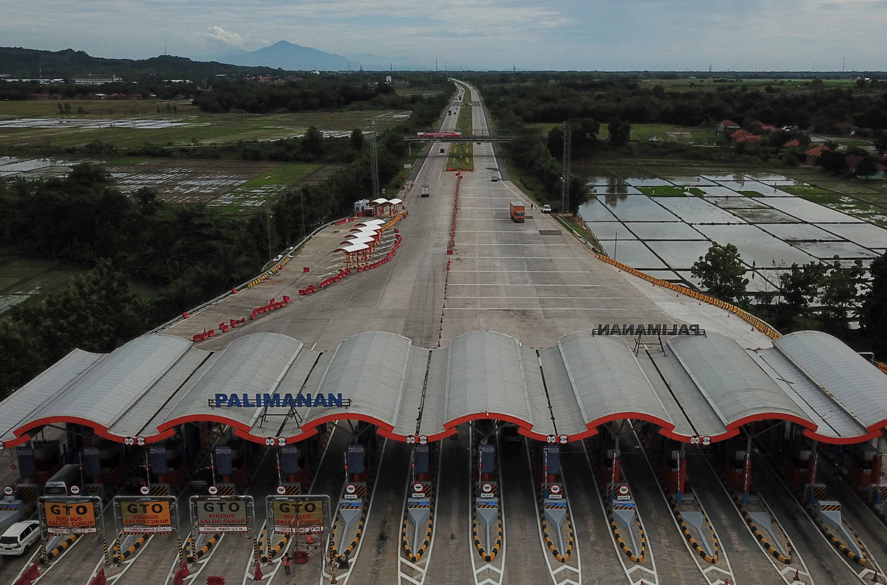 Kendaraan melintas di pintu Tol Cipali Palimanan, Cirebon, Jawa Barat, Kamis (21/5/2020). 