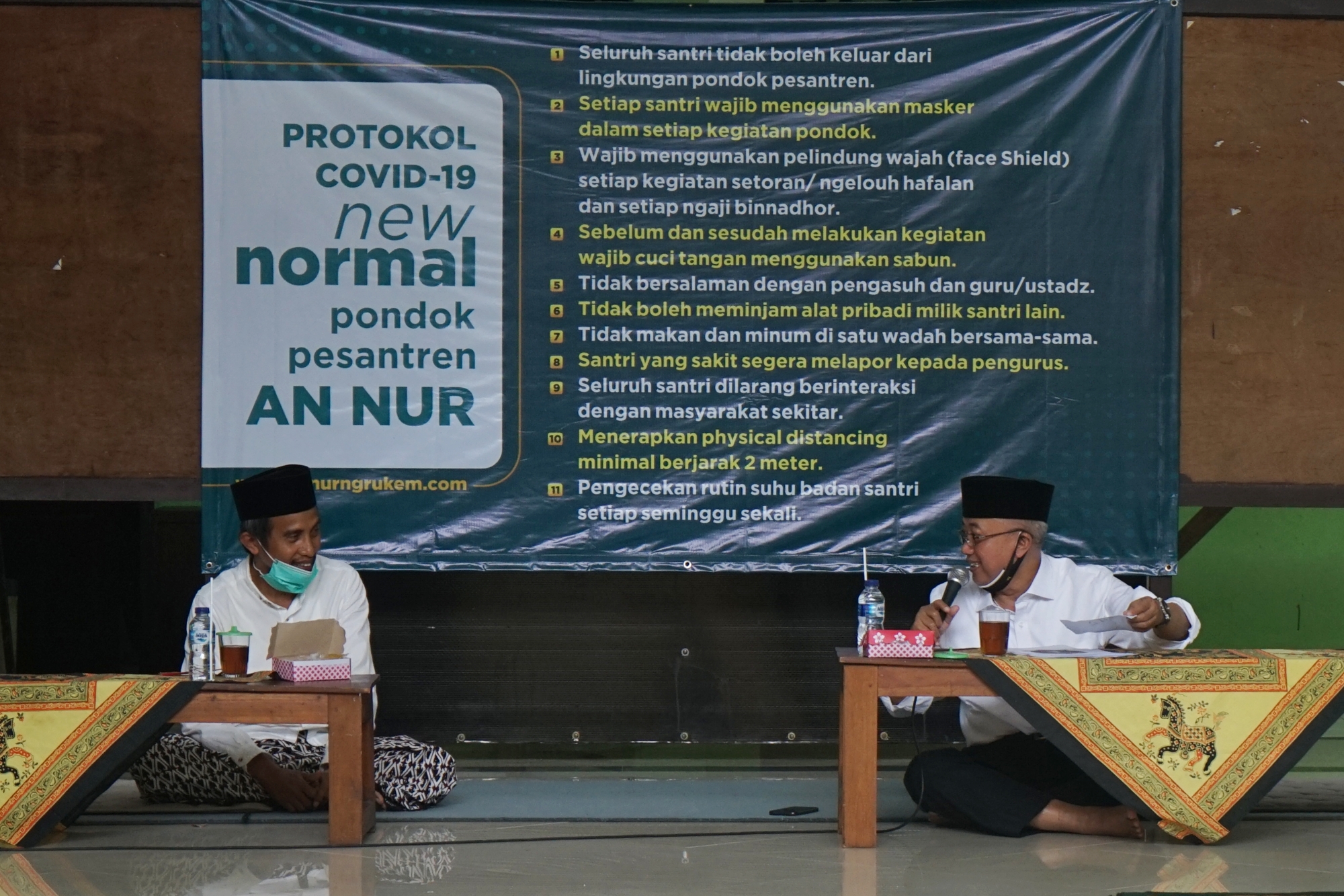 Bupati Bantul Suharsono (kanan) berdialog dengan pengurus pondok pesantren saat sosialisasi new normal, 1 Juli 2020.