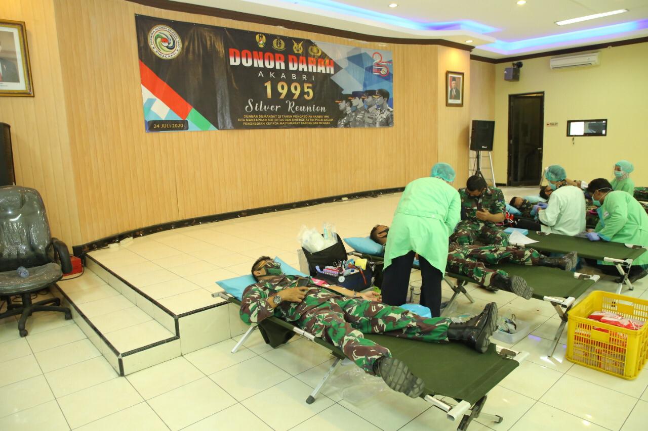 Donor darah alumni Akabri 95 di Jatim. 