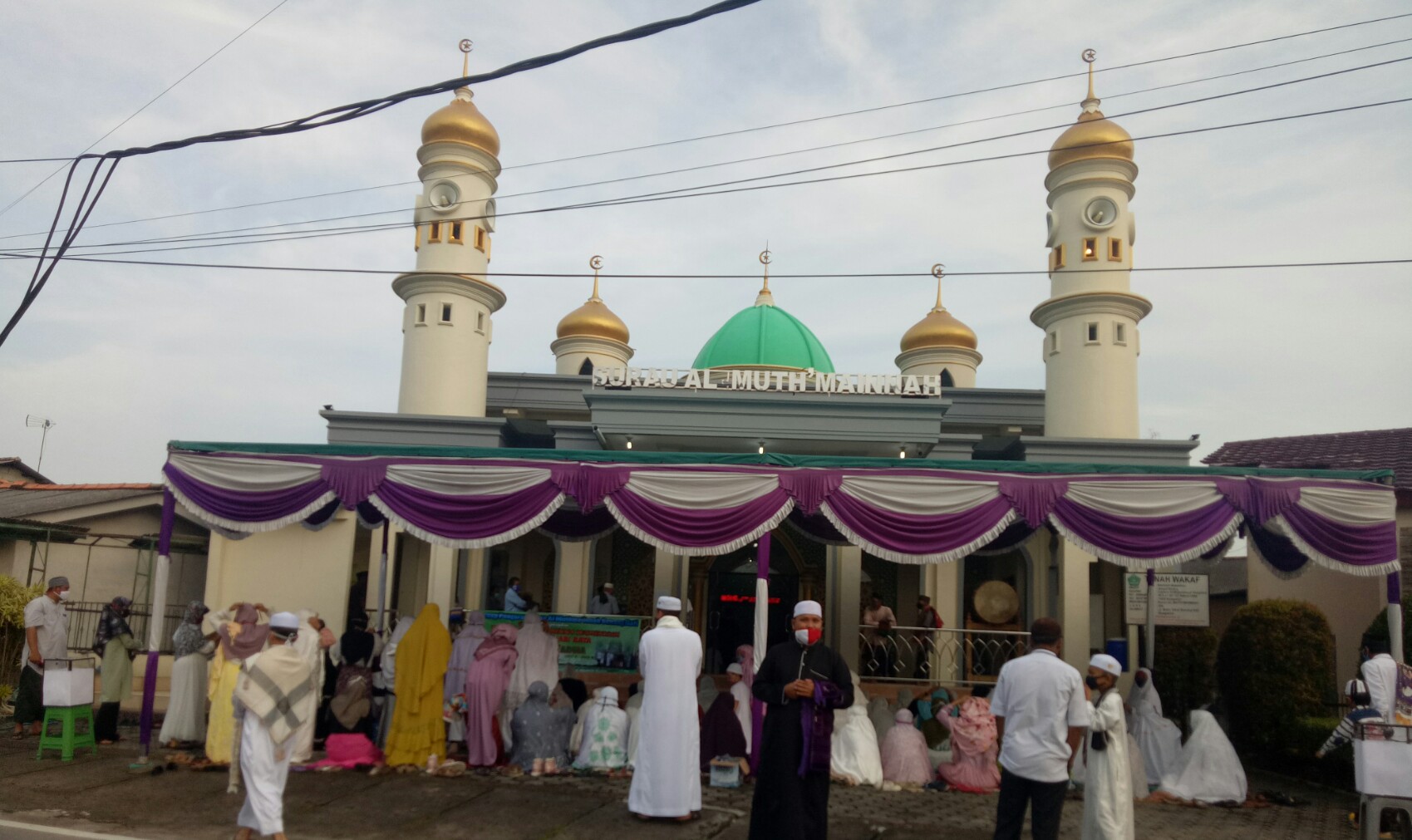 Suasana salat Idu Adha di Masjid Al Muthmainnah Senang Hati Sungailiat, Bangka, Jumat (31/7/2020).