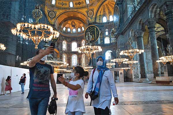 Wisatawan mengunjungi Museum Hagia Sophia di Istanbul, Turki