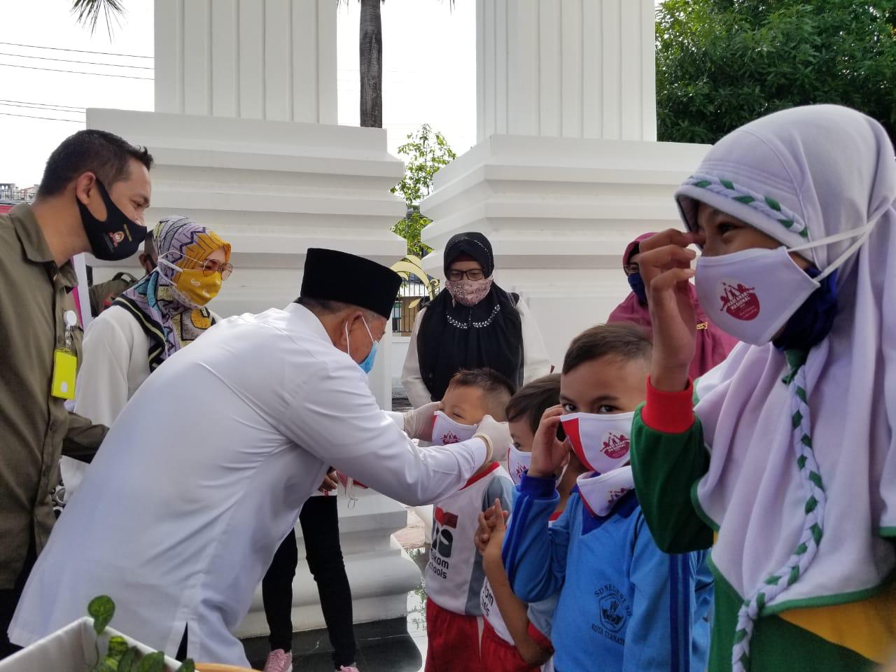 Penyerahan paket kebutuhan spesifik untuk anak
