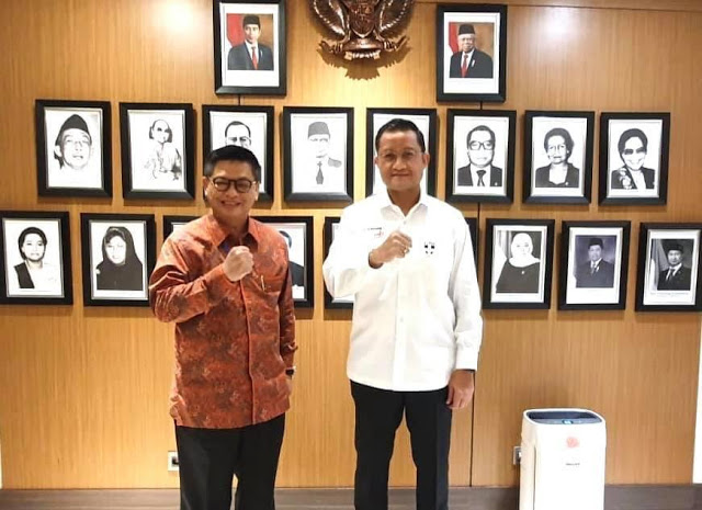 Gubernur Kalimantan Utara, Irianto Lambrie (kiri) saat bertemu Menteri Sosial Juliari P Batubara di kantor Kemensos.