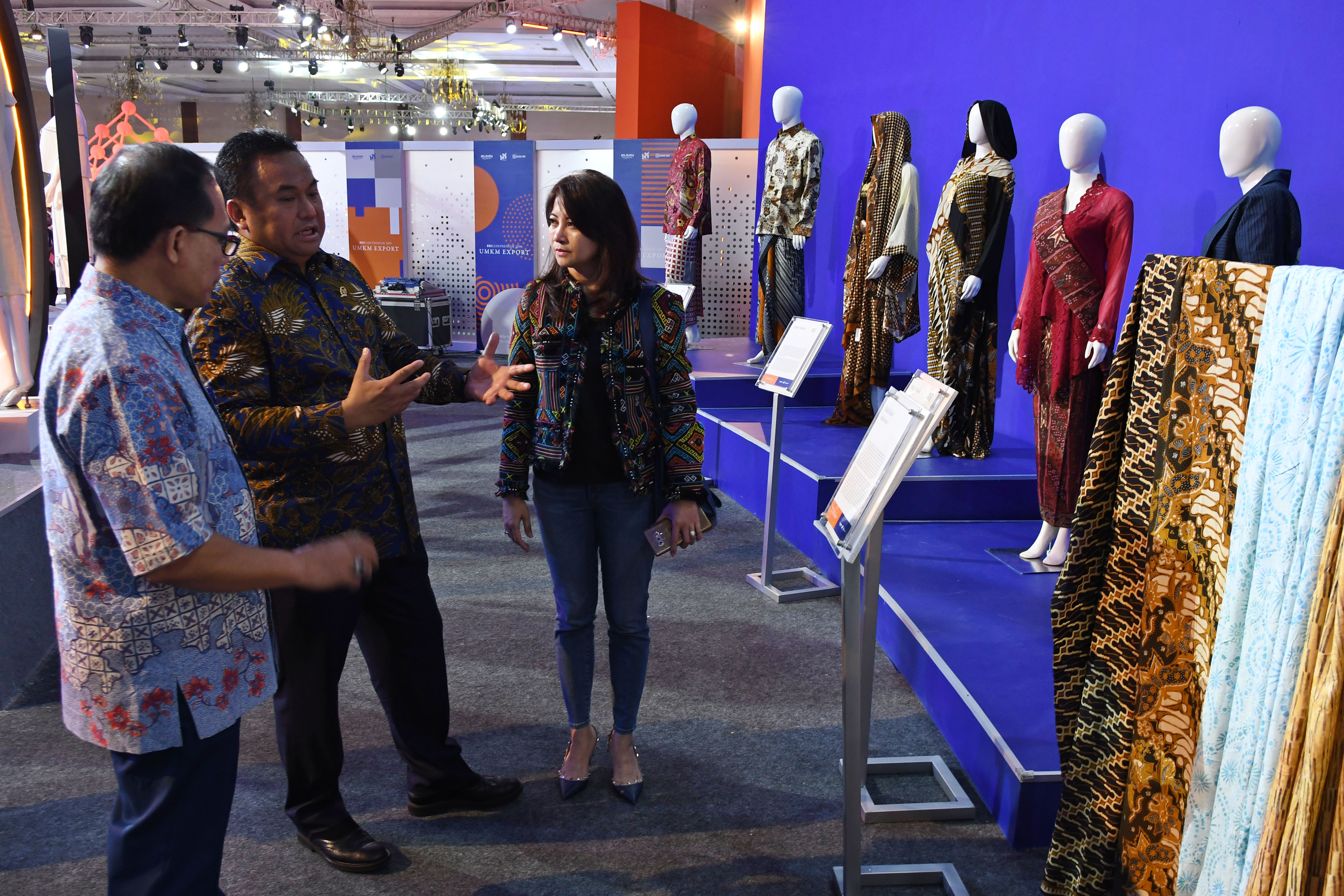 Wakil Ketua DPR RI Rachmat Gobel (tengah) mengamati hasil-hasil kerajinan dalam pameran O  UMKM Export BRILian Preneur 2019Ó di Jakarta