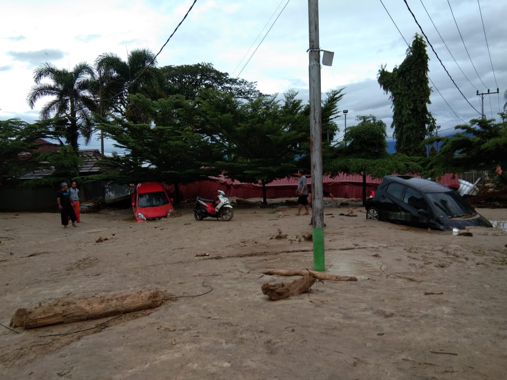 Banjir bandang meluapnya Sungai Masamba dan Sungai Meli di Masamba, Luwu Utara, Sulawesi Selatan, Senin (13/7/2020) malam.
