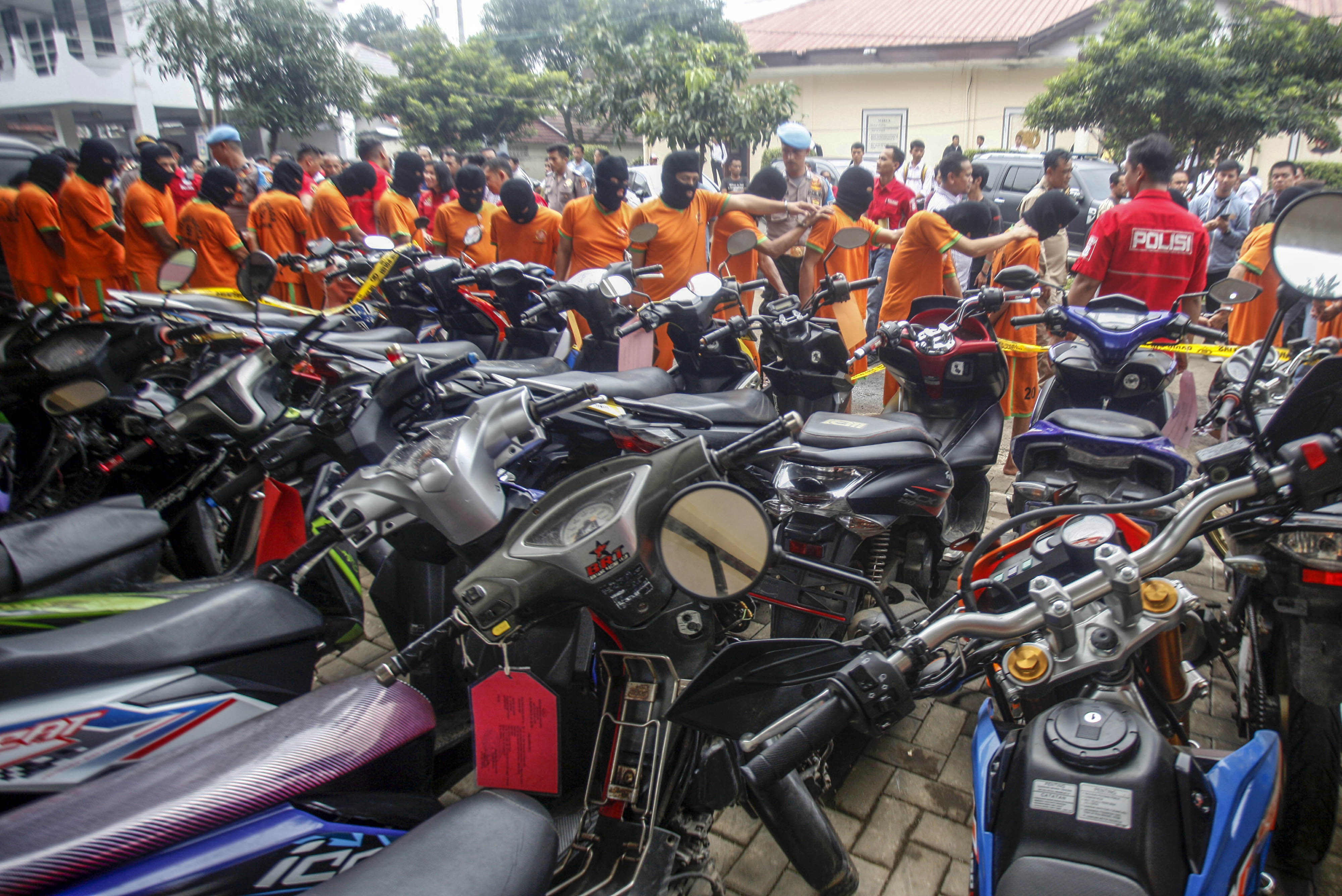 Sejumlah tersangka dan barang bukti diperlihatkan ke media saat rilis kasus pencurian kendaraan bermotor di Polres Bogor