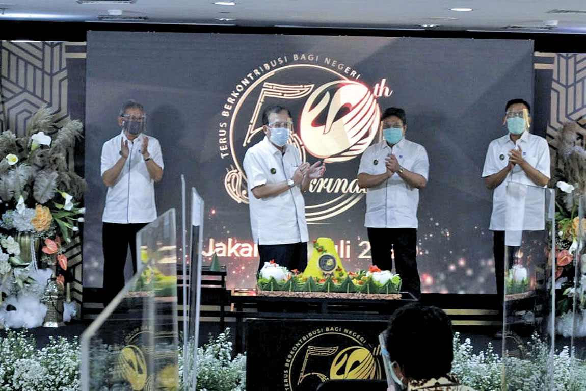 Direktur Utama PT Jamkrindo Randi Anto (kedua dari kiri) bersama jajaran direksi PT Jamkrindo melakukan pemotongan tumpeng 