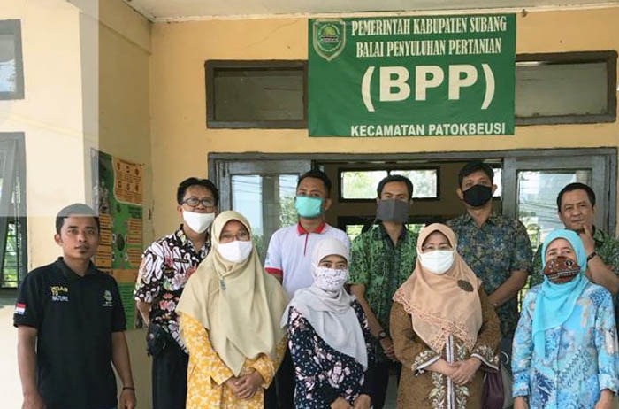 Penyuluh Pusat Kementan, Inang Sariyati bersama tim sosialisasi dan sebagian penyuluh BPP Patokbeusi 