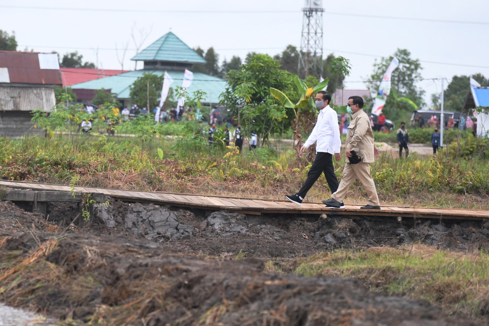 Presiden Joko Widodo (kiri) didampingi Menteri Pertahanan Prabowo Subianto meninjau lahan yang akan dijadikan Food Estate di Kapuas, Kalteng
