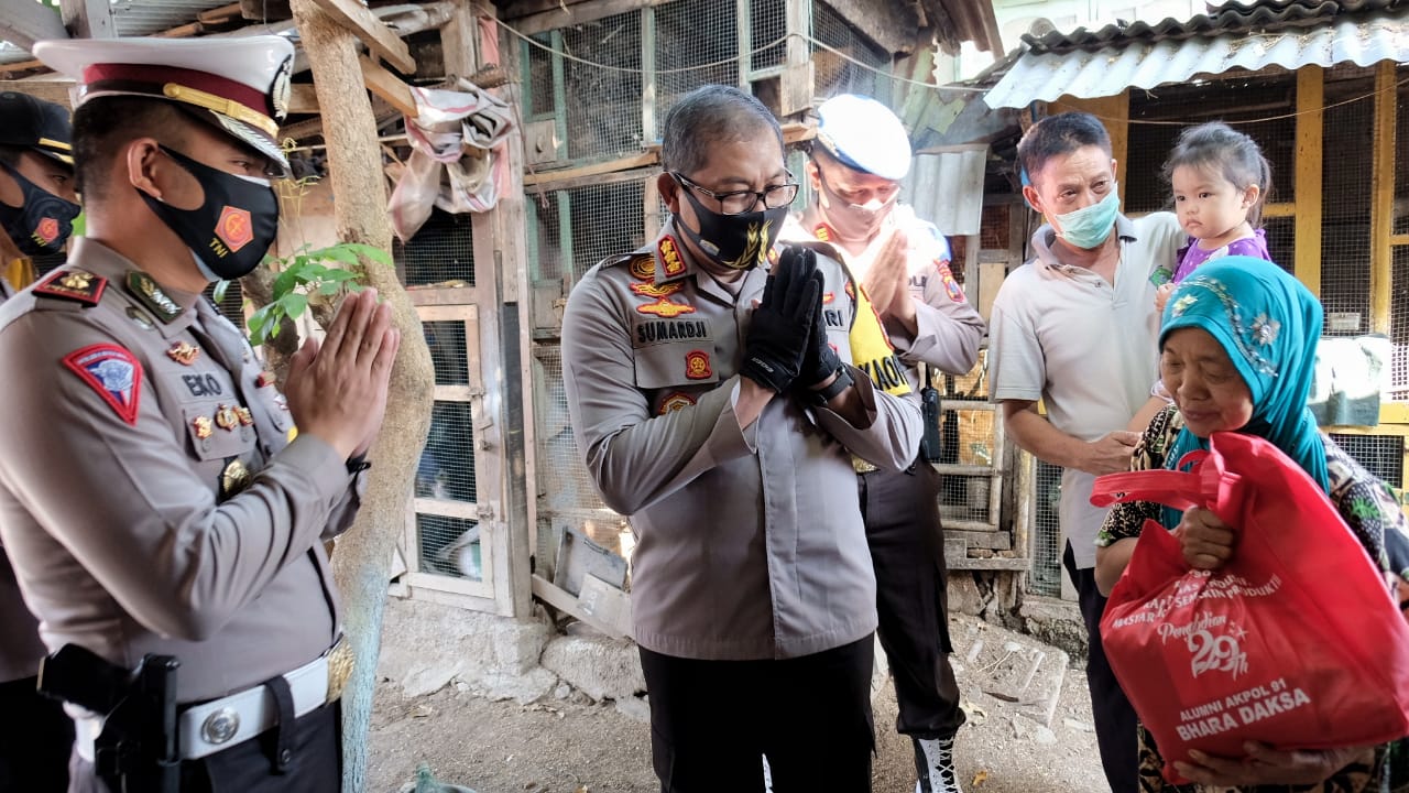 Kapolresta Sidoarjo Kombes Sumardji saat menyalurkan bantuan dari alumni Akpol 91.