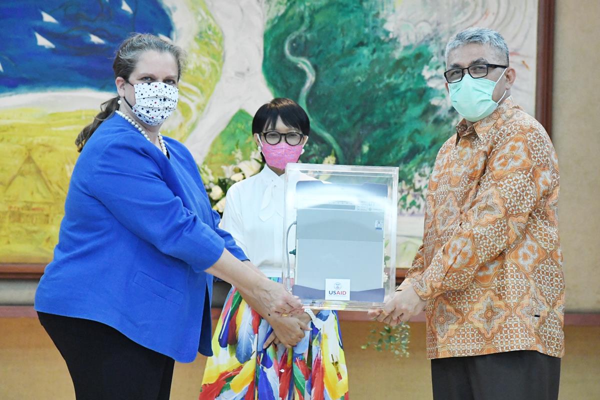 Pemerintah AS melalui Badan Pembangunan Internasional Amerika Serikat (USAID), telah menyumbangkan 100 ventilator baru.