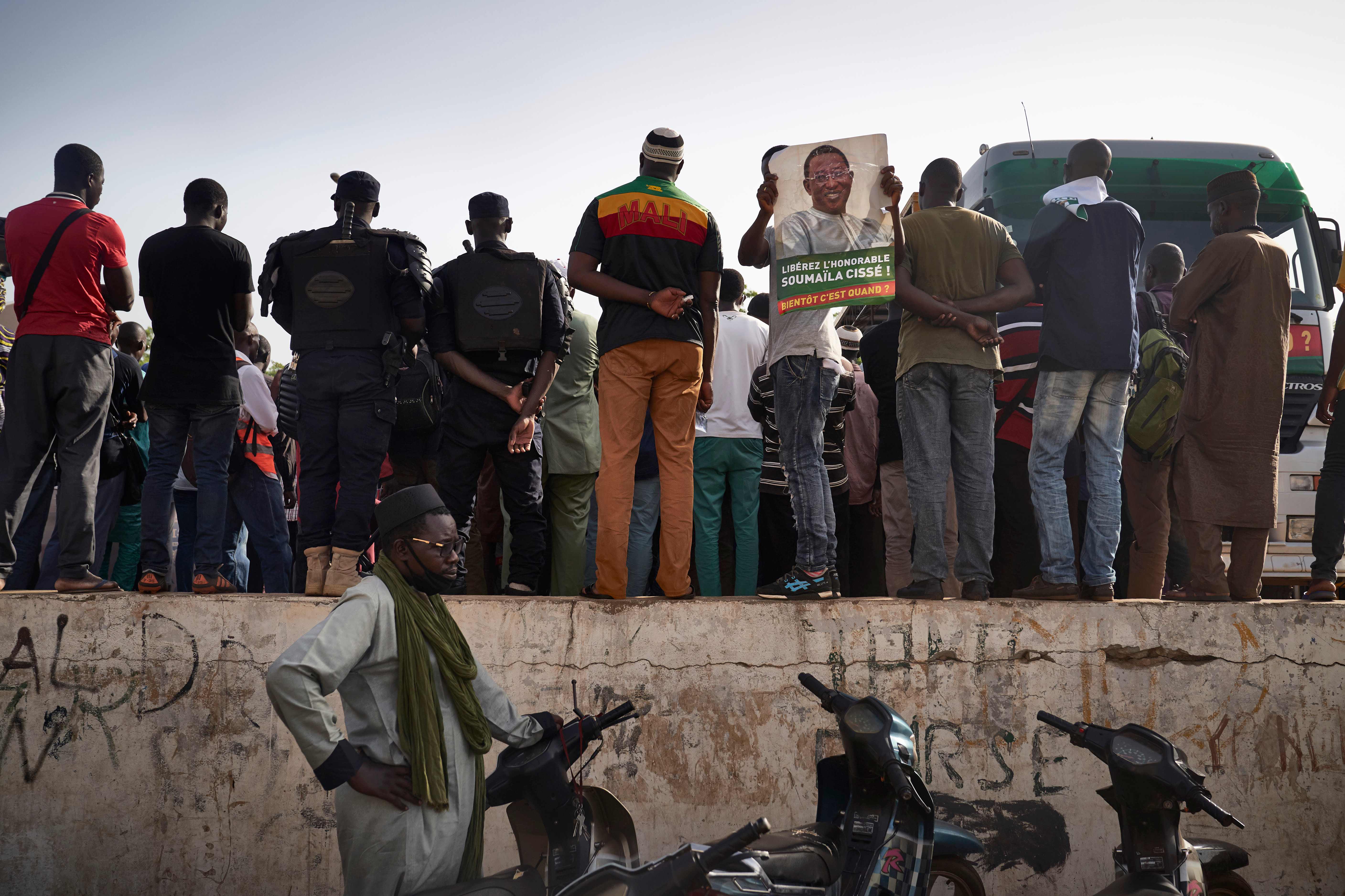 Warga Mali menghadiri aksi demonstrasi menuntut pembebasan tokoh oposisi Soumaila Cisse di Bamako.