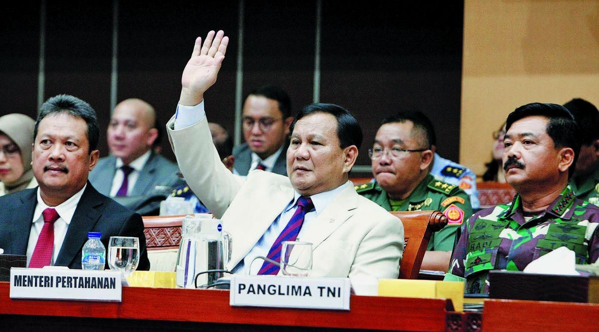 Menteri Pertahanan Prabowo Subianto (tengah) didampingi Wakil Menhan Sakti Wahyu Trenggono (kiri) dan Panglima TNI Hadi Tjahjanto