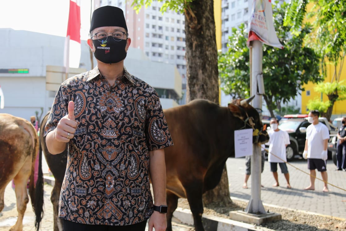 Mensos Juliari P Batubara menghadiri acara penyembelihan hewan kurban di halaman Masjid Al Hikmah, lingkungan Kemensos, Jakarta.