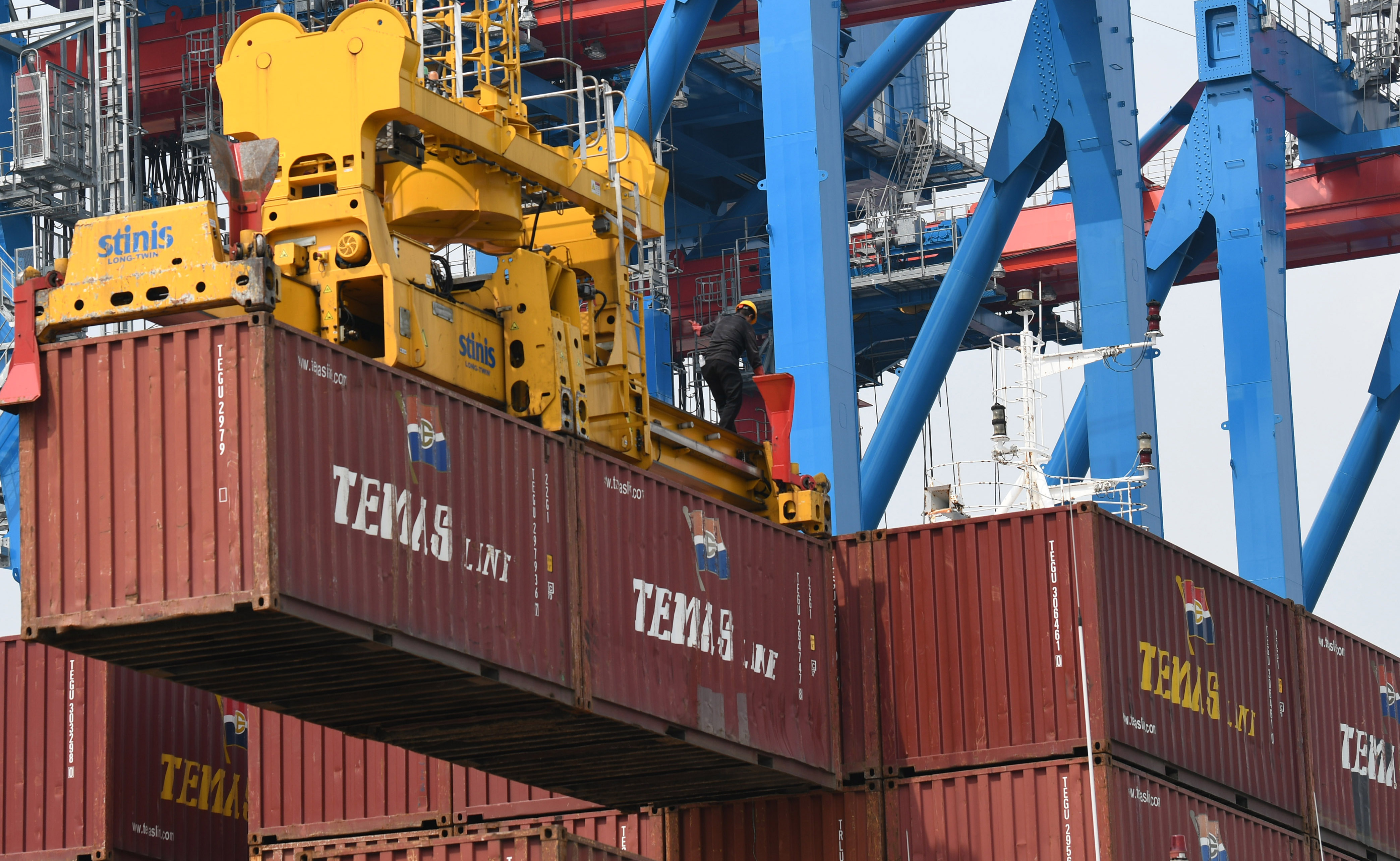 Suasana aktivitas bongkar muat peti kemas di Jakarta International Container Terminal (JICT), Tanjung Priok, Jakarta, Rabu (24/6).