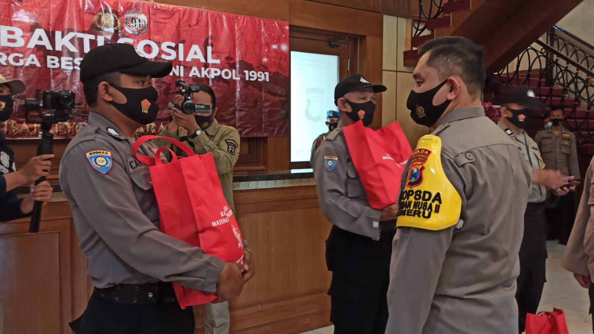 Kapolda Jatim Irjen M Fadil Imran saat membagikan sembako ke anggota Bhabinkamtibmas.