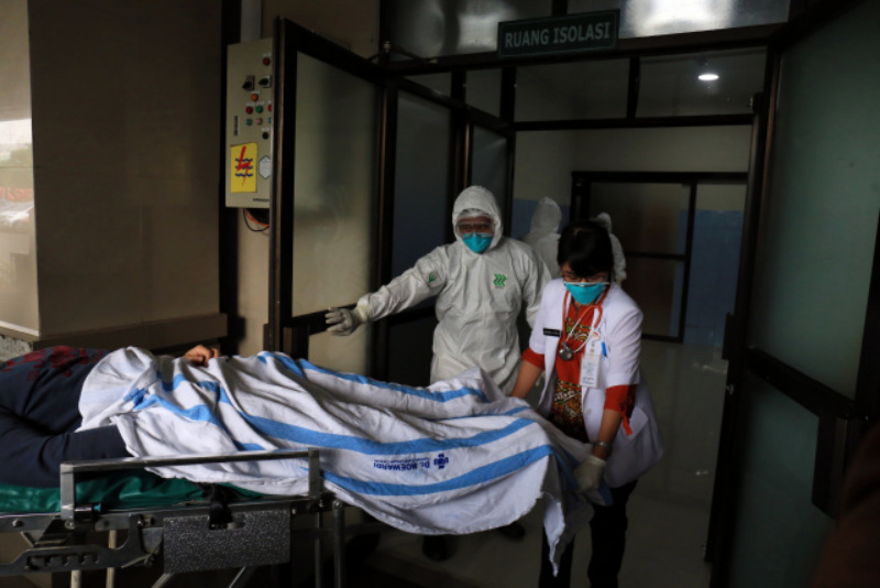 Petugas kesehatan membawa pasien positif covid-19 di Kabupaten Sukoharjo. Ada 25 nakes yang bekerja di tiga puskesmas positif covid-19.