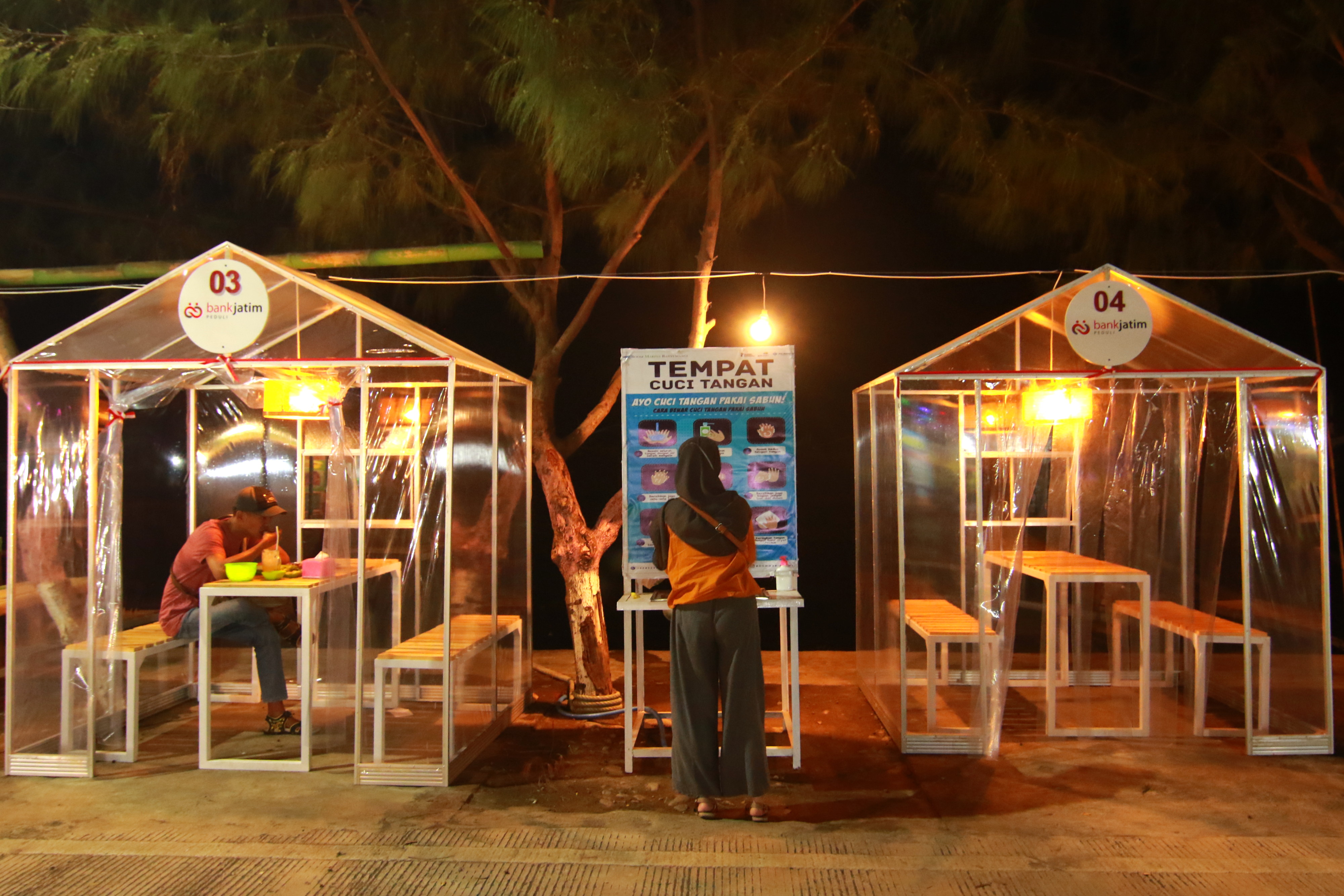 Untuk mendorong ekonomi masyarakat pesisir pada masa Adaptasi Kebiasaan Baru, Pemda Banyuwangi bangun Pondok Terawang sebagai pusat kuliner