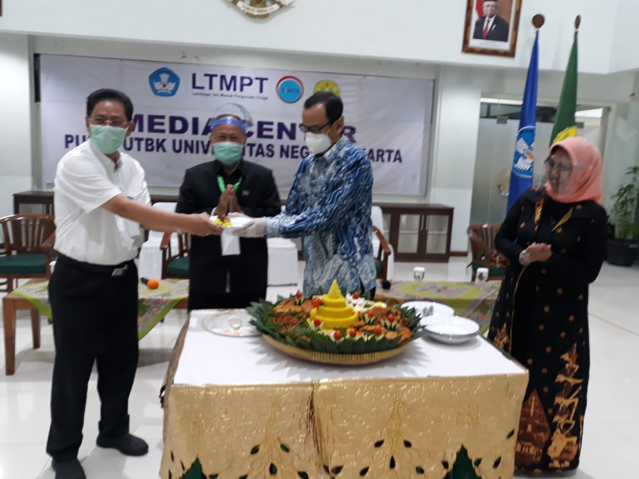 Plt Dirjen Dikti Kemendikbud Nizam memberikan potongan tumpeng yang disiapkan UNJ untuk merayakan ulang tahunnya