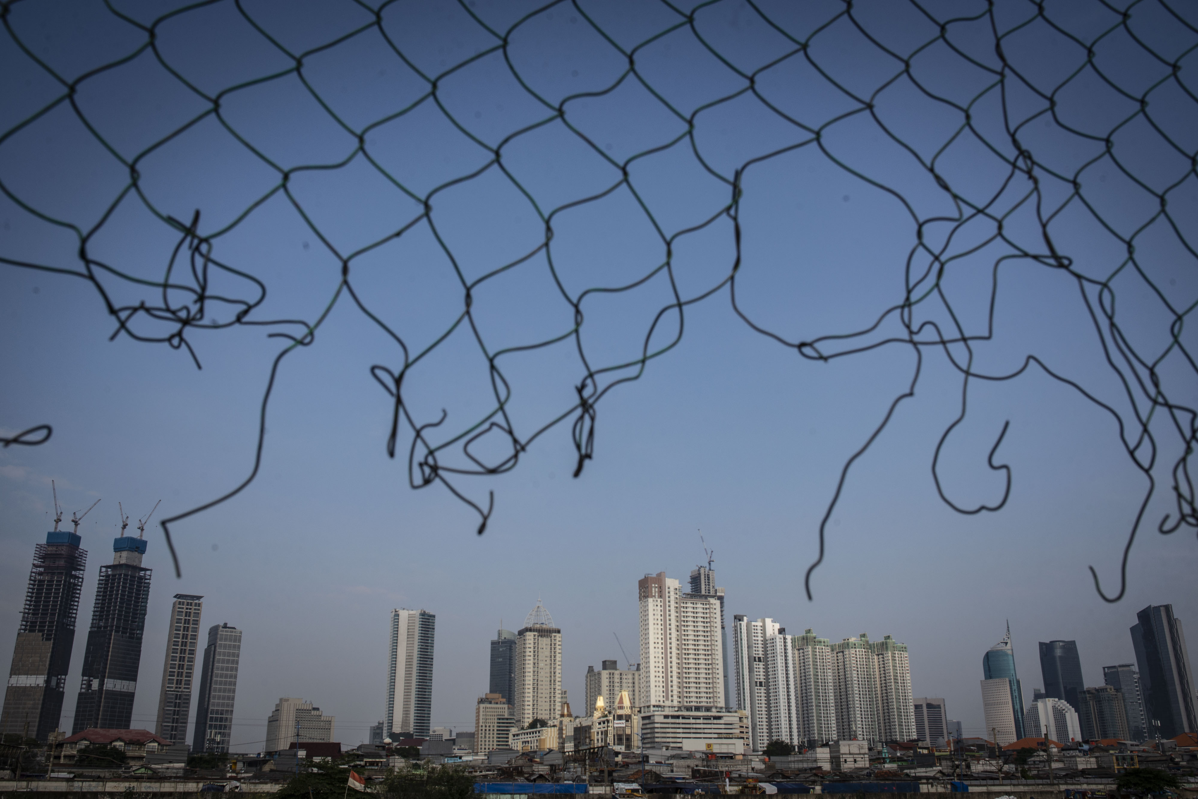 Deretan gedung bertingkat terlihat dari Petamburan, Jakarta, Rabu (22/7). Sejumlah perkantoran menjadi klaster baru transmisi covid-19.