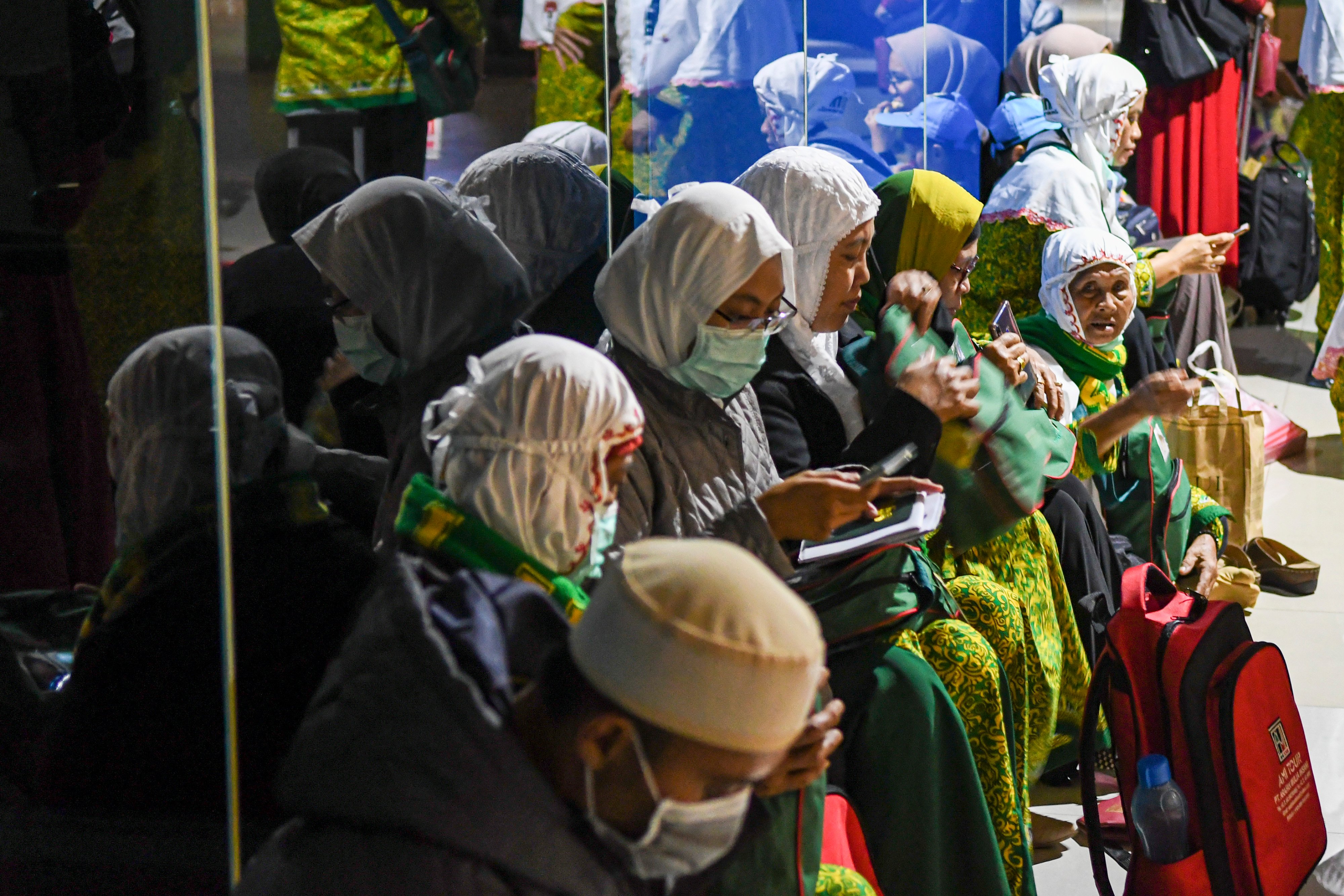 Calon jemaah umrah yang batal berangkat ke Jeddah tiba di Bandara International Sultan Mahmud Badaruddin (SMB) II Palembang, Jumat (28/2).