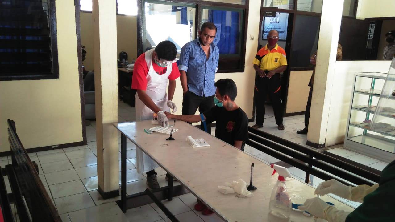 Para Napi menjalani rapid test di rumah tahanan Polres Sikka