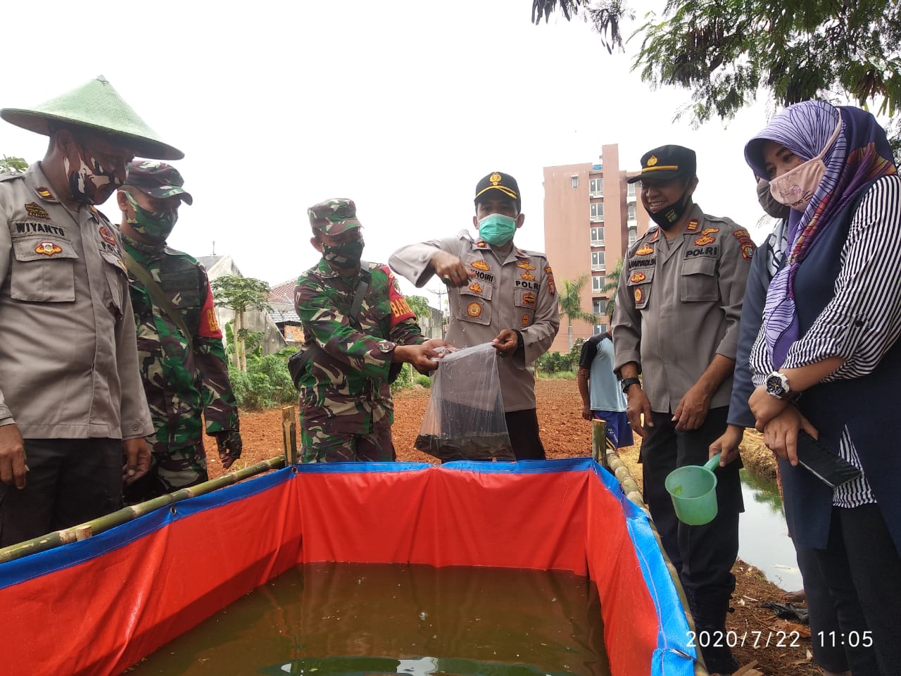 Kolam ikan merupakan bagian dari kelengkapan Kampung Tangguh Semeru. 