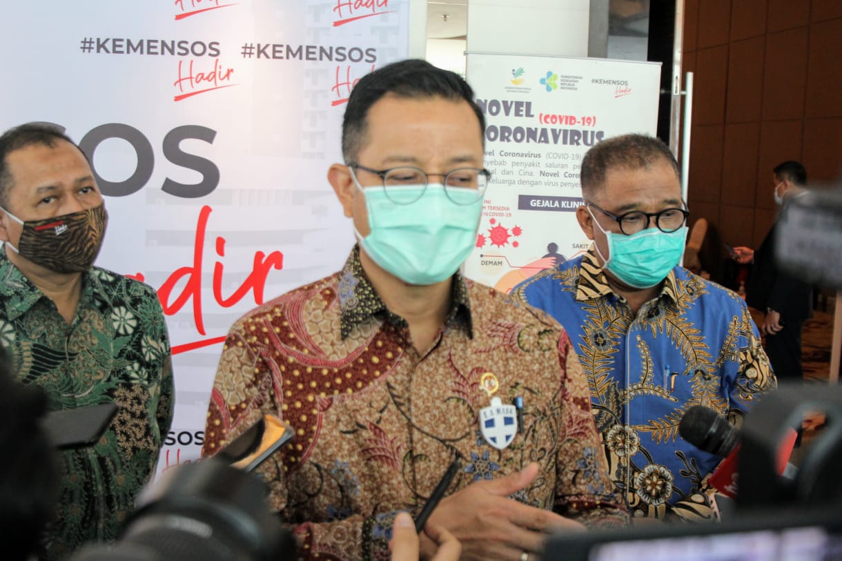 Mensos Juliari P Batubara memberikan penjelasan kepada medis usai menjadi pembicara dalam Rapat Koordinasi.