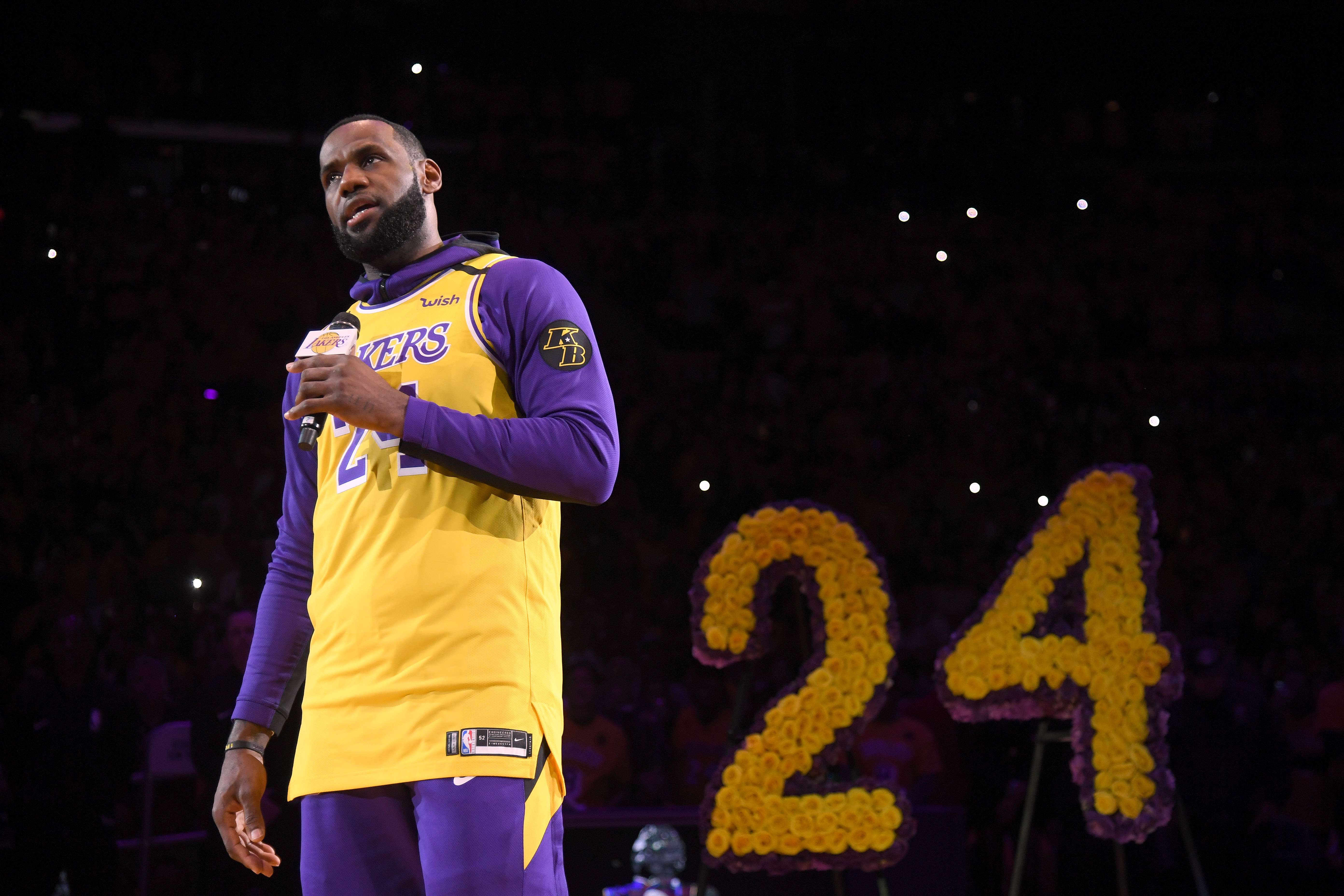 Bintang Los Angeles Laker LeBron James berbicara dalam upacara mengenang Kobe Bryant di Staples Center.