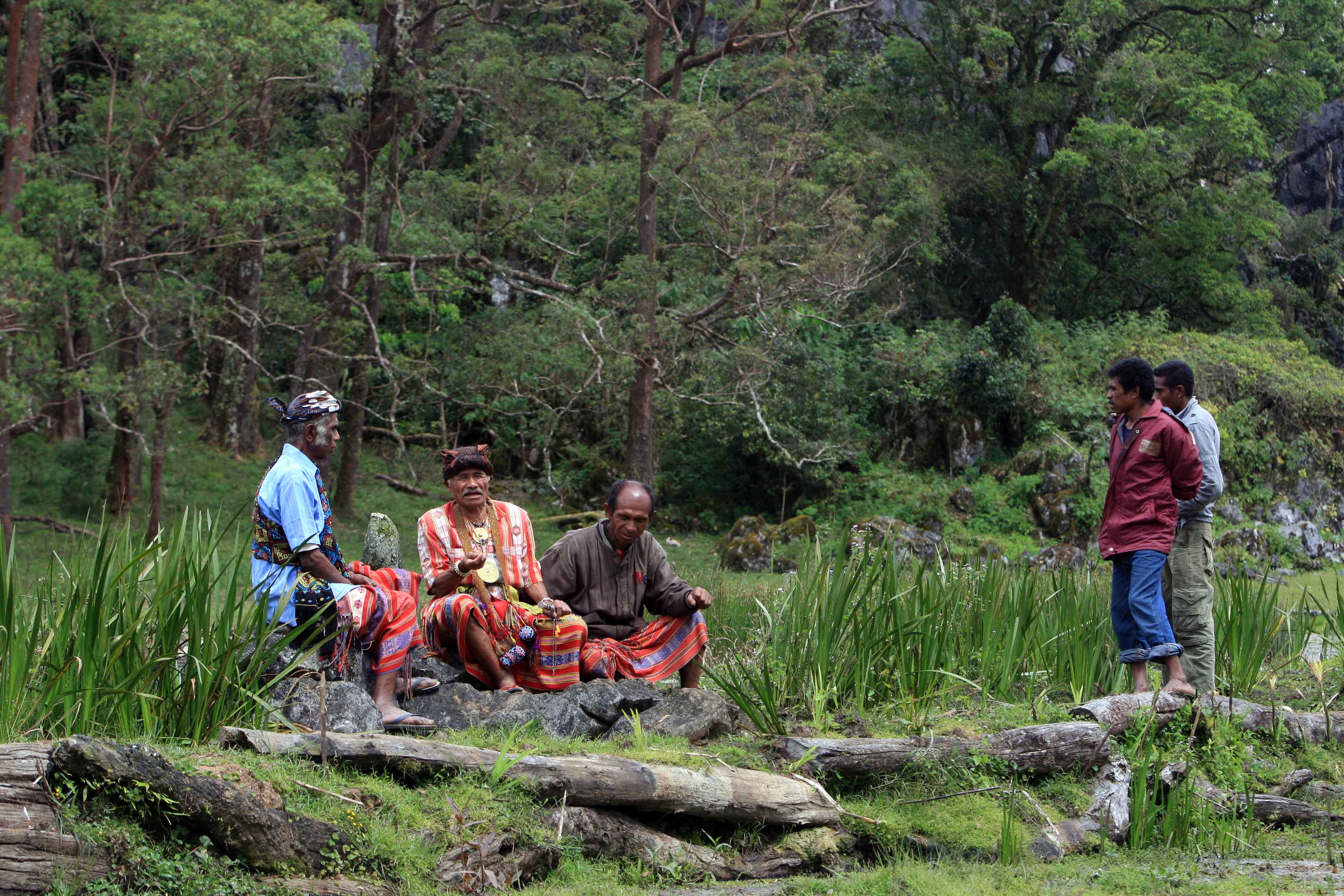 Warga melakukan ritual berdoa di kawasan cagar alam Gunung Mutis, Timor Tengah Selatan, Nusa Tenggara Timur. 
